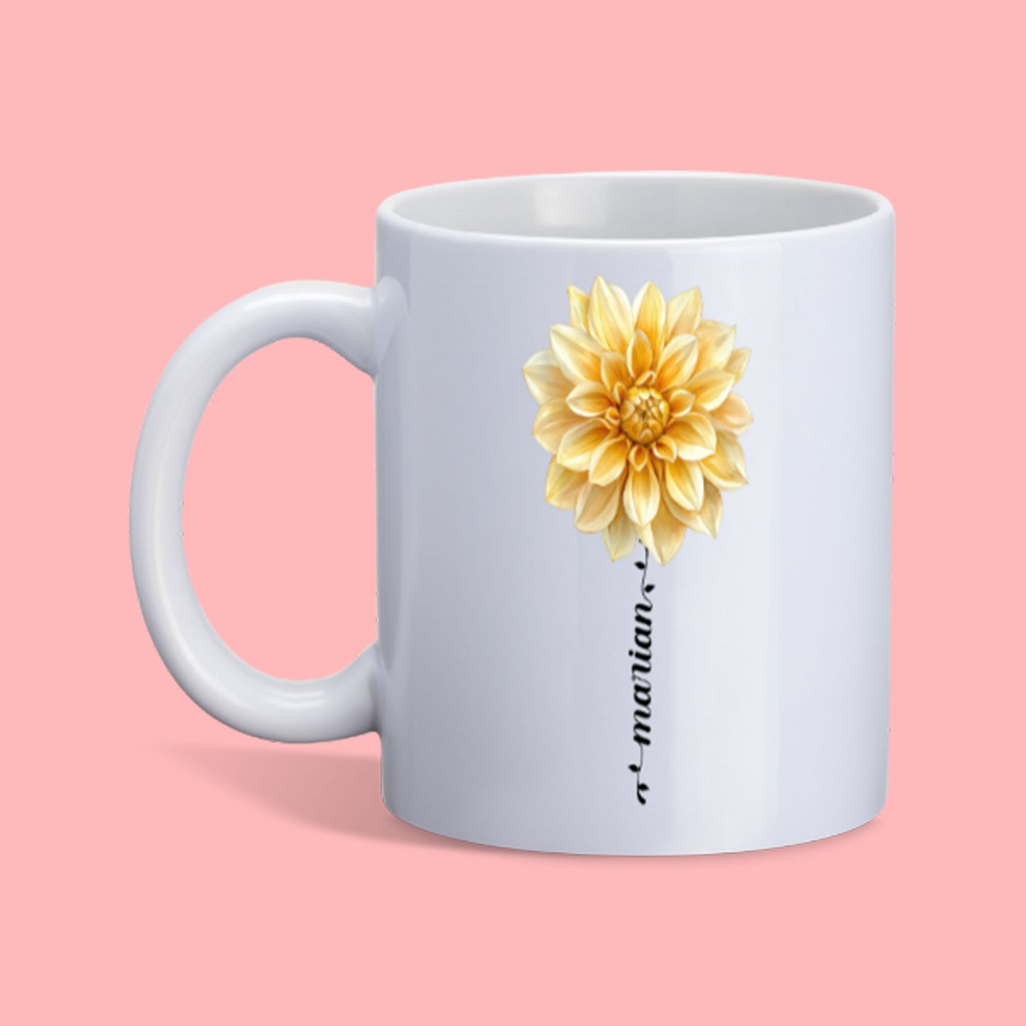 witte mok met gele Dahlia en personaliseerbare naam, naam is in sierlijke letters in de vorm van een bloemstengel in de kleur zwart