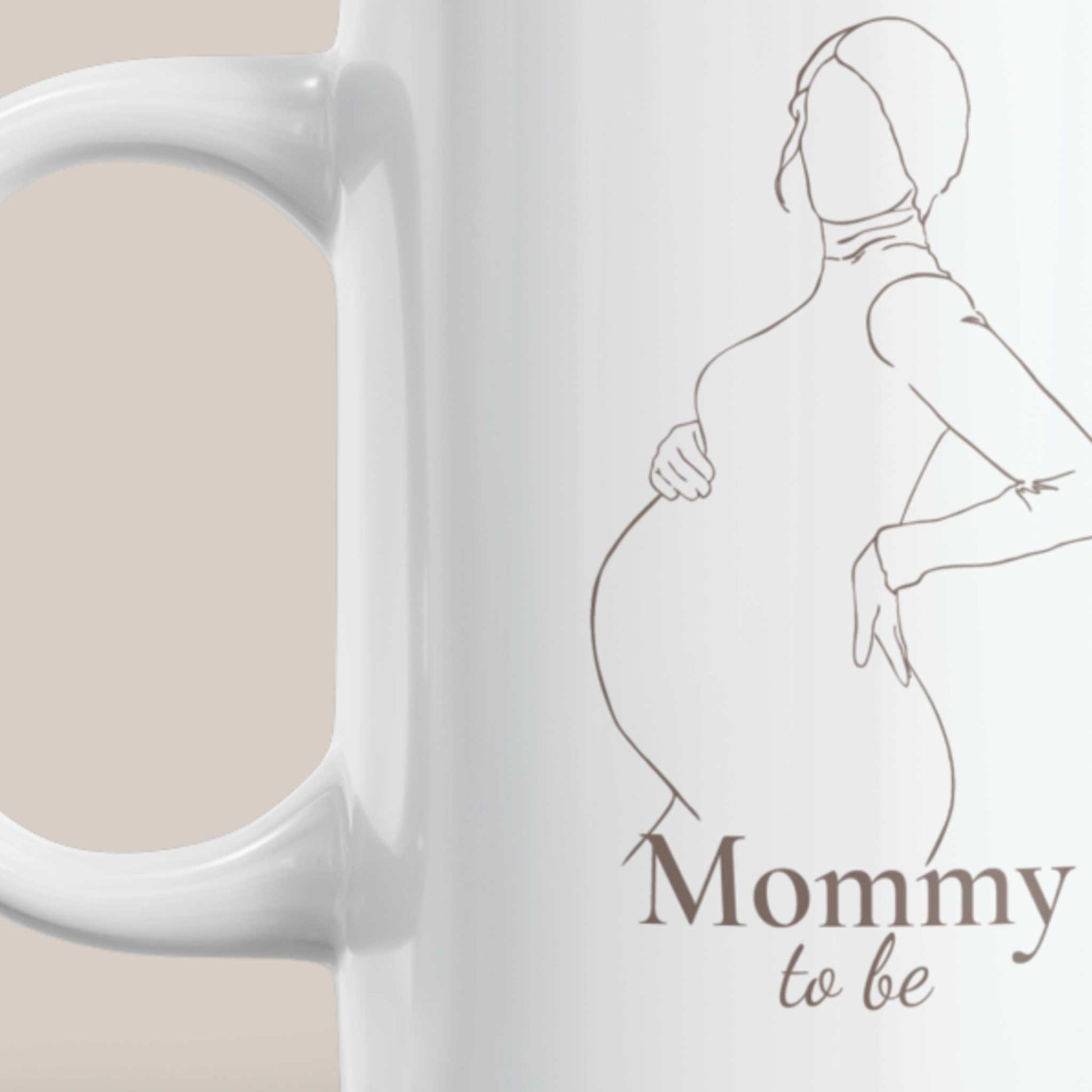 Detailfoto van een minimalistische zwangerschap mok met taupe lijnillustratie van een zwangere vrouw en de tekst Mommy to be