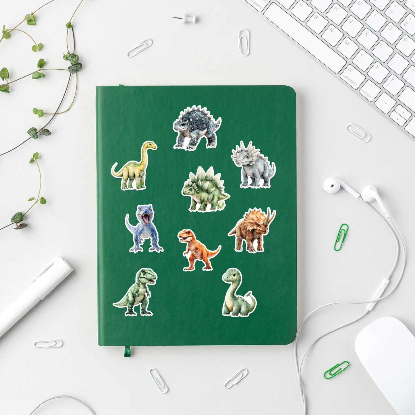 Groen notitieboek versierd met verschillende dino stickers.