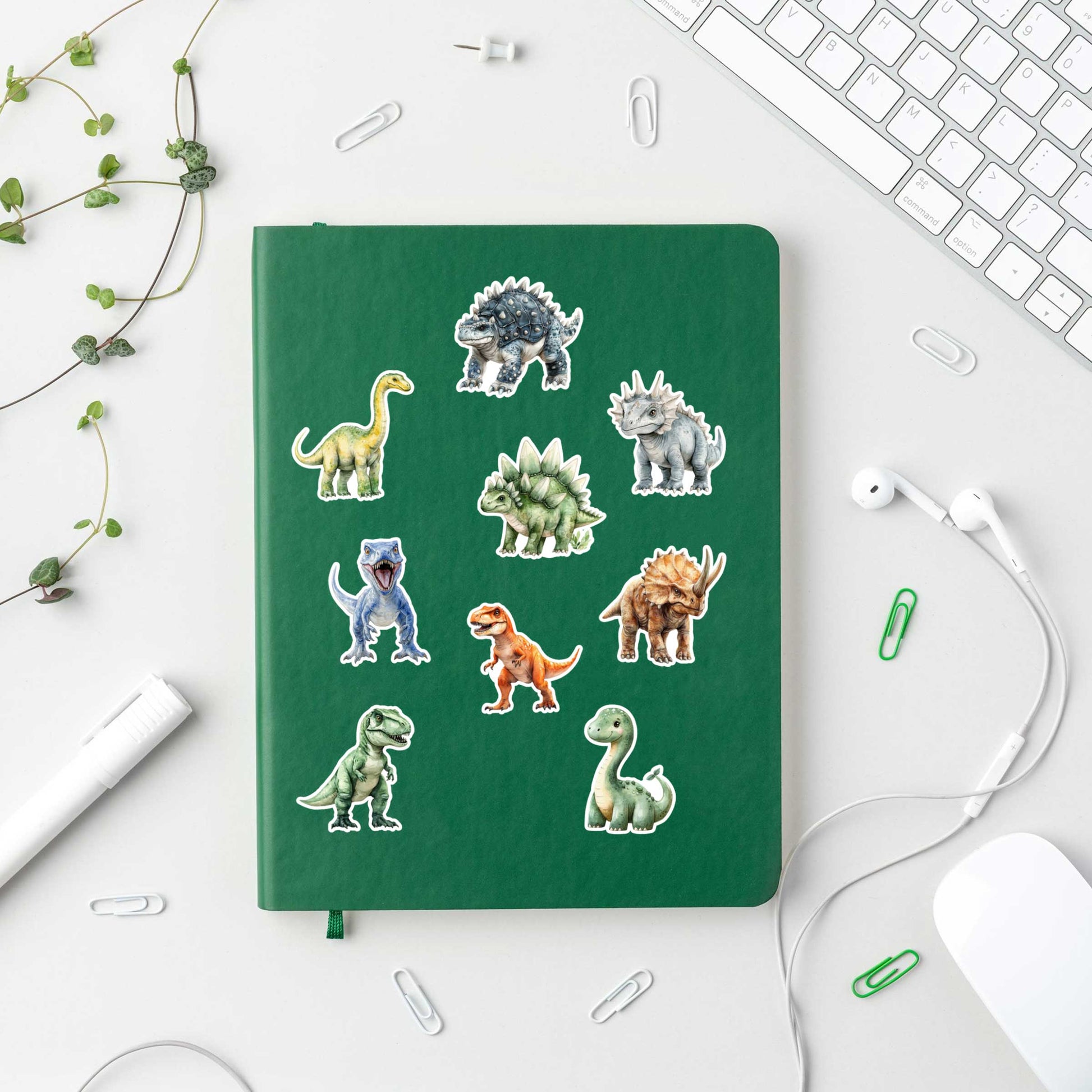 Groen notitieboek versierd met verschillende dino stickers.