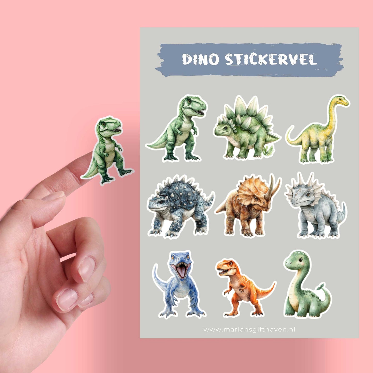 Hand die een dino sticker vasthoudt naast het dino stickervel op een roze achtergrond.