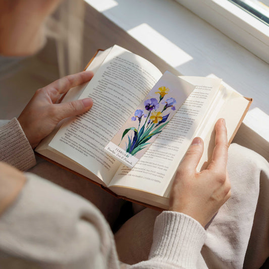 vrouw die boek leest, een open boek met geboorte bloem boekenlegger voor de maand februari, met  kunstzinnige illustratie vanViooltje, Iris & Primula. 