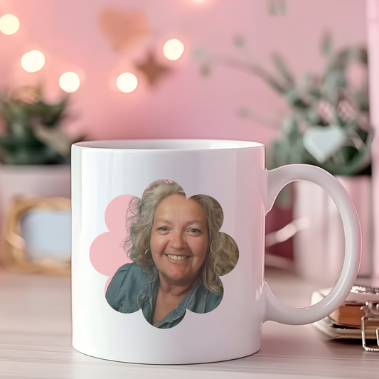 Witte keramieken mok met eigen foto en bloemvormig frame – voor- en achterkant bedrukt

