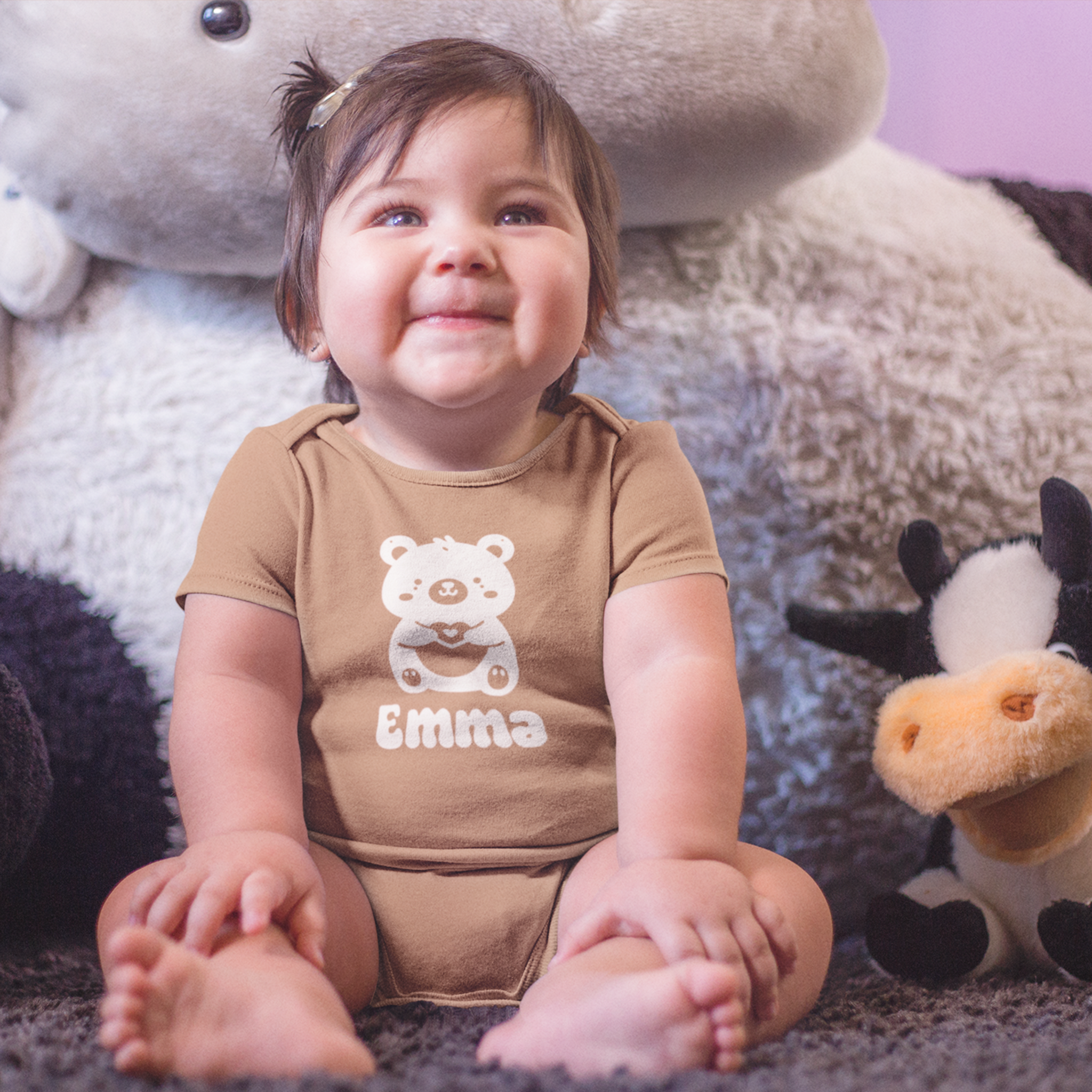 kindje met een gepersonaliseerd licht bruin baby rompertje met naam en beertje in wit