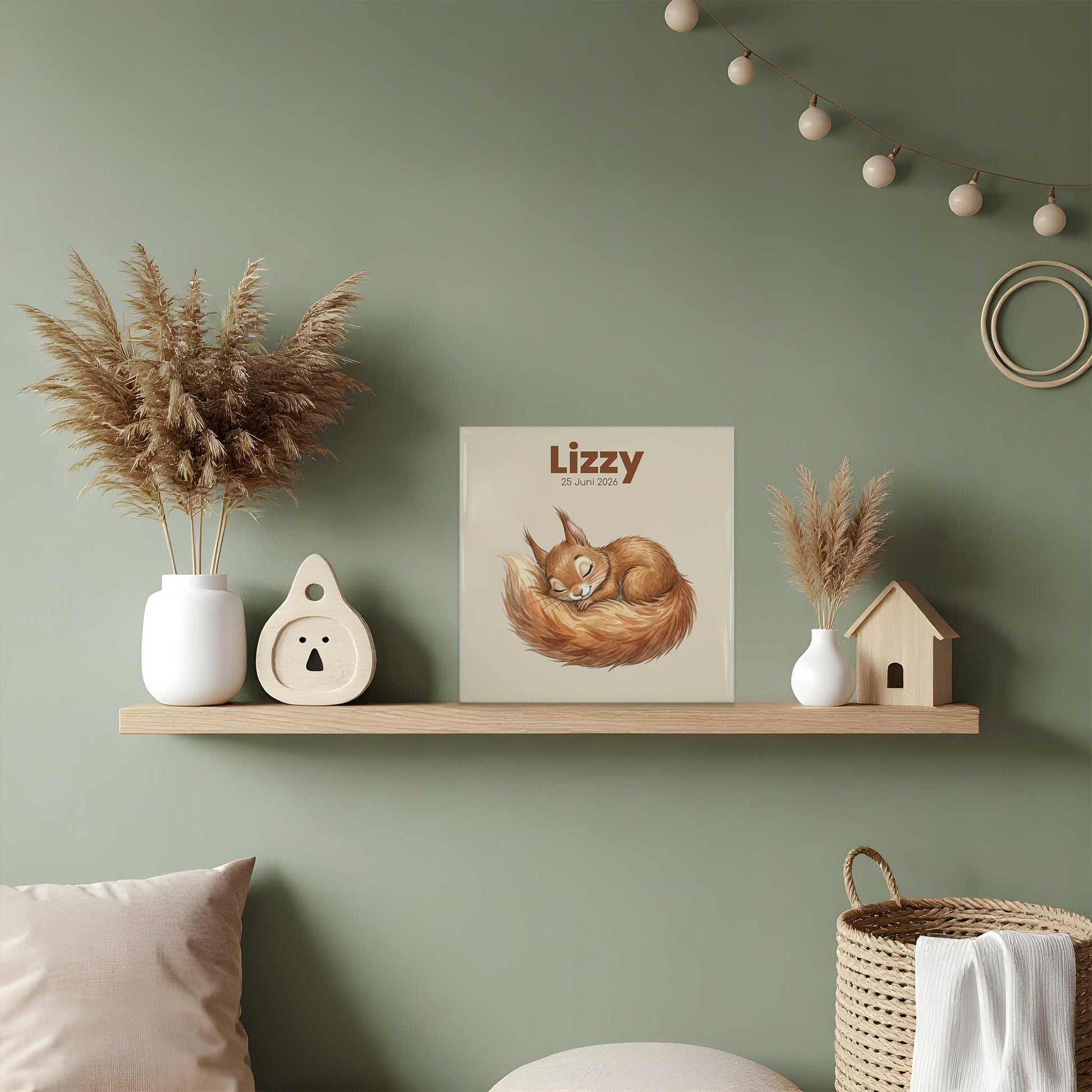 Geboortetegeltje met woodland eekhoorntje en naam Lizzy gestyled op houten plank in groene babykamer met droogbloemen en natuurlijke decoratie.