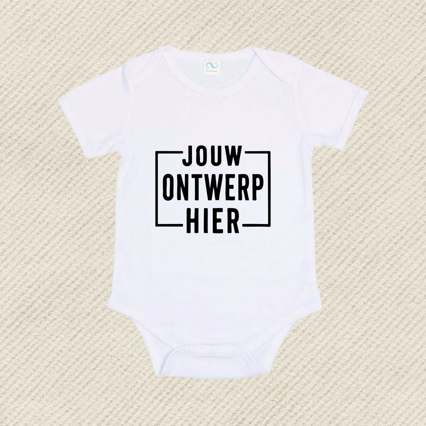 Wit babyrompertje met voorbeeldtekst “Jouw ontwerp hier” op een lichte beige achtergrond