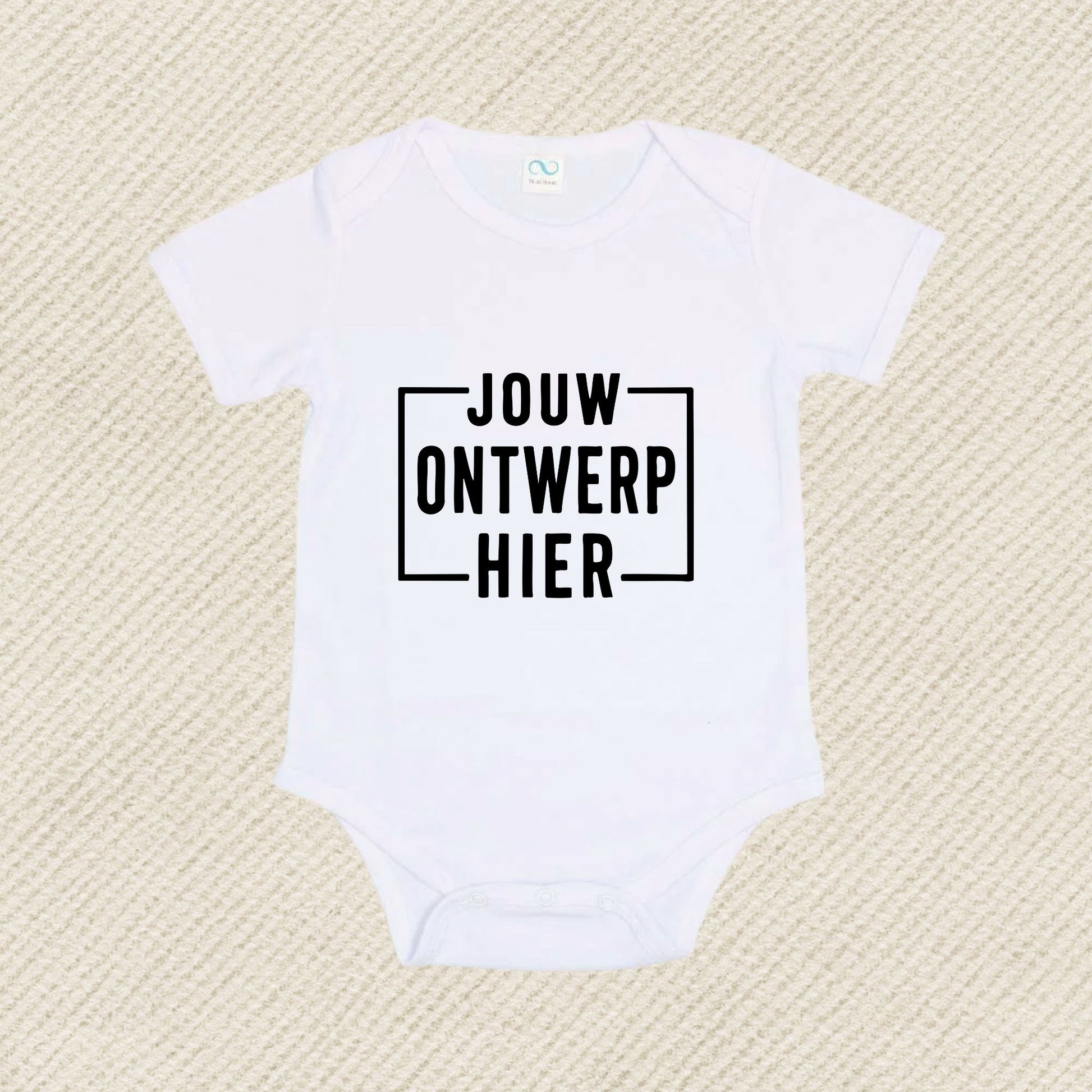 Wit babyrompertje met voorbeeldtekst “Jouw ontwerp hier” op een lichte beige achtergrond