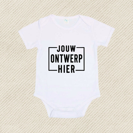 Wit babyrompertje met voorbeeldtekst “Jouw ontwerp hier” op een lichte beige achtergrond