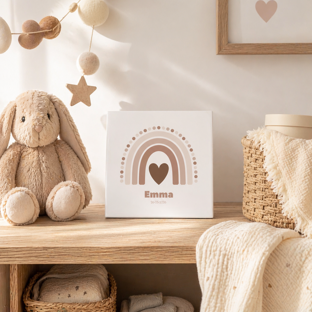 Geboortetegeltje met regenboog en naam Emma op een plankje in een warme babykamer setting met knuffel, houten accessoires en zachte texturen