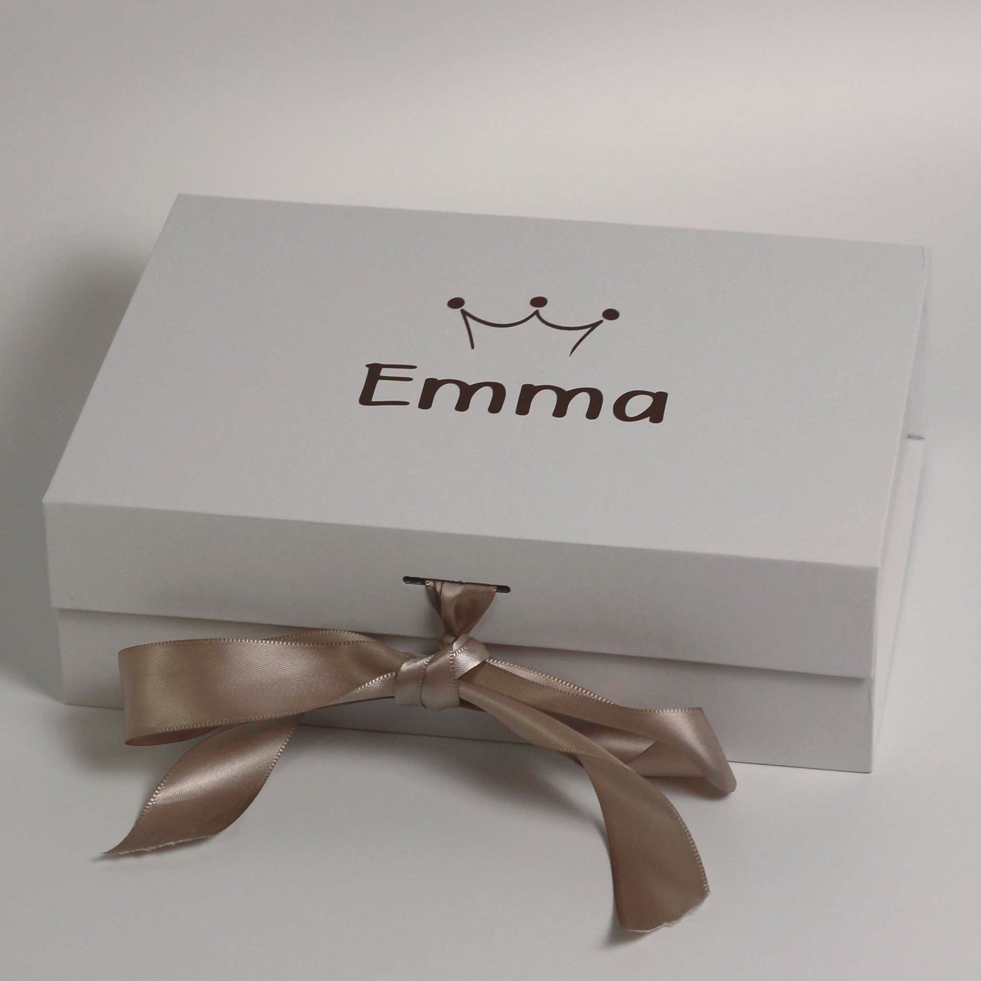 Witte luxe cadeaudoos met naam en lint voor baby giftbox