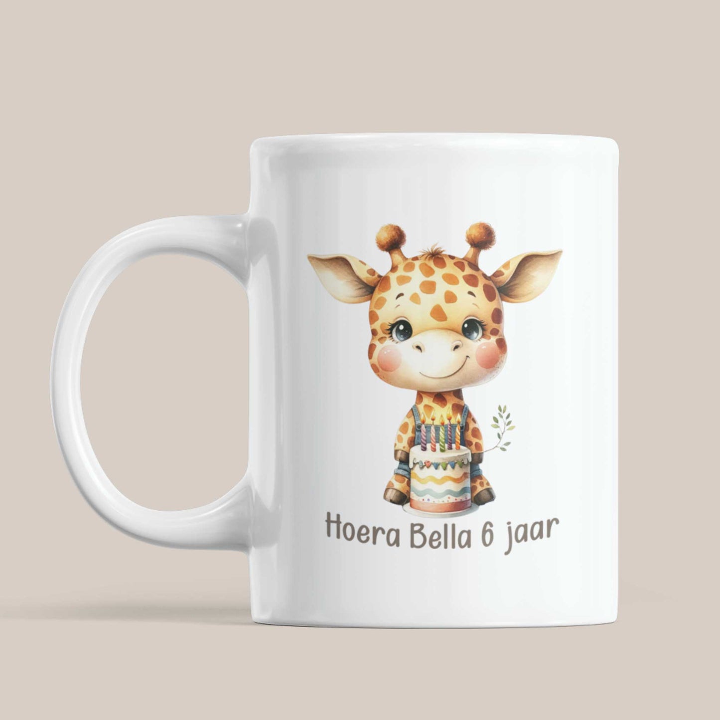 Witte keramische mok met een schattige giraf die een verjaardagstaart vasthoudt en de gepersonaliseerde tekst 'Hoera Bella 6 jaar' op een lichtbeige achtergrond.