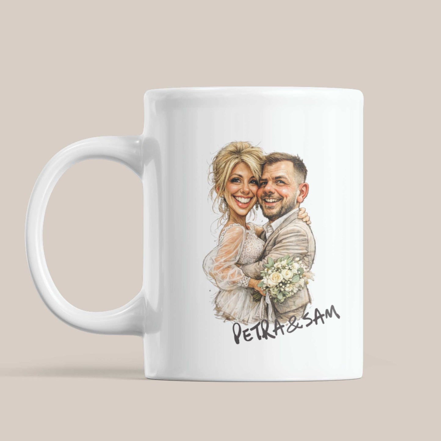 Minimalistische productmockup van witte keramische mok met handgetekende karikatuur van lachend bruidspaar en gepersonaliseerde namen op zachte beige achtergrond