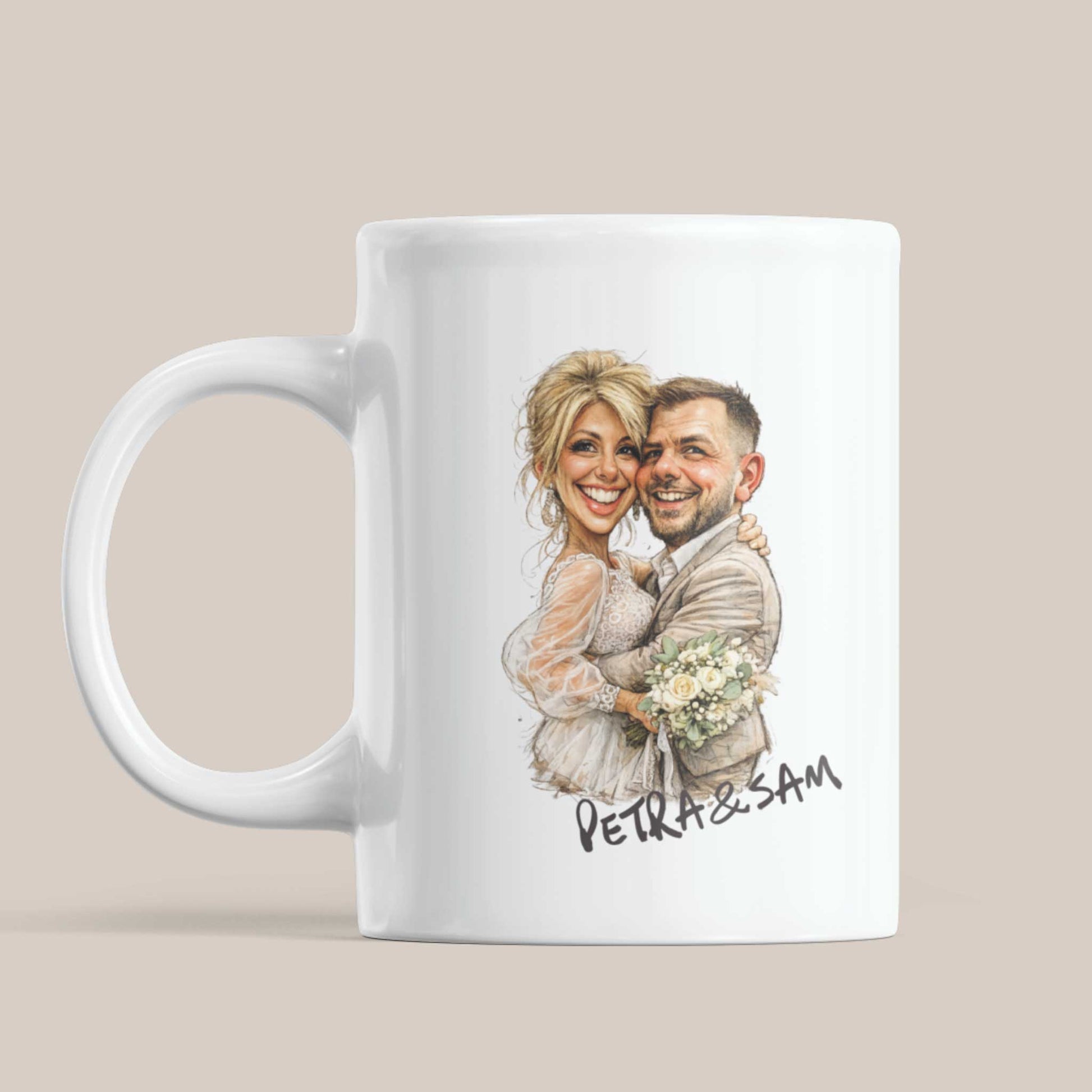 Minimalistische productmockup van witte keramische mok met handgetekende karikatuur van lachend bruidspaar en gepersonaliseerde namen op zachte beige achtergrond