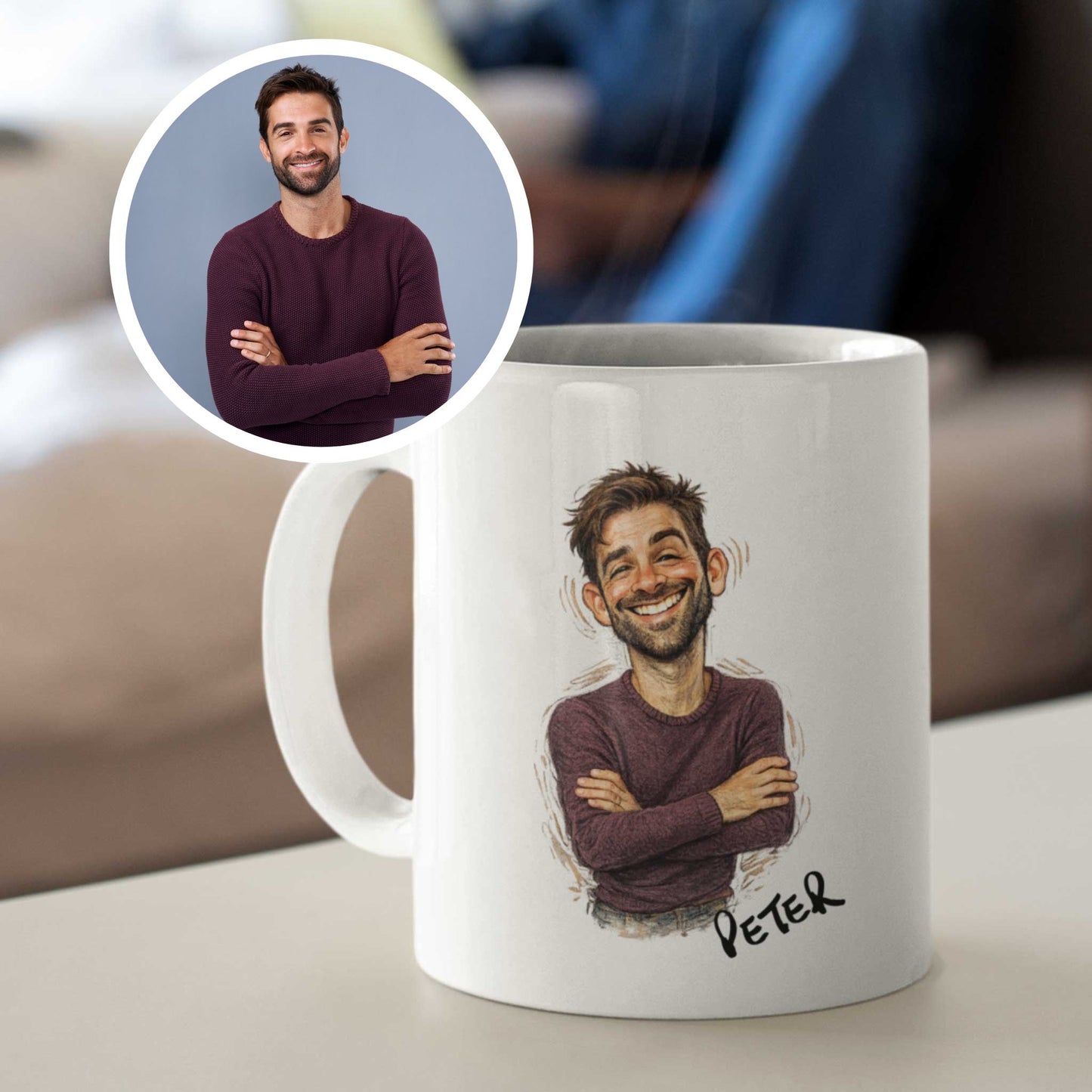 Witte keramische mok met een gepersonaliseerde karikatuur van een lachende man met warrig haar en baard in een paarse trui. Naast de mok staat een ronde voor-en-na afbeelding met de originele foto waarop de karikatuur gebaseerd is. Onder de illustratie op de mok staat de naam Peter. De mok staat op een lichte tafel met een zachte onscherpe achtergrond binnenshuis.