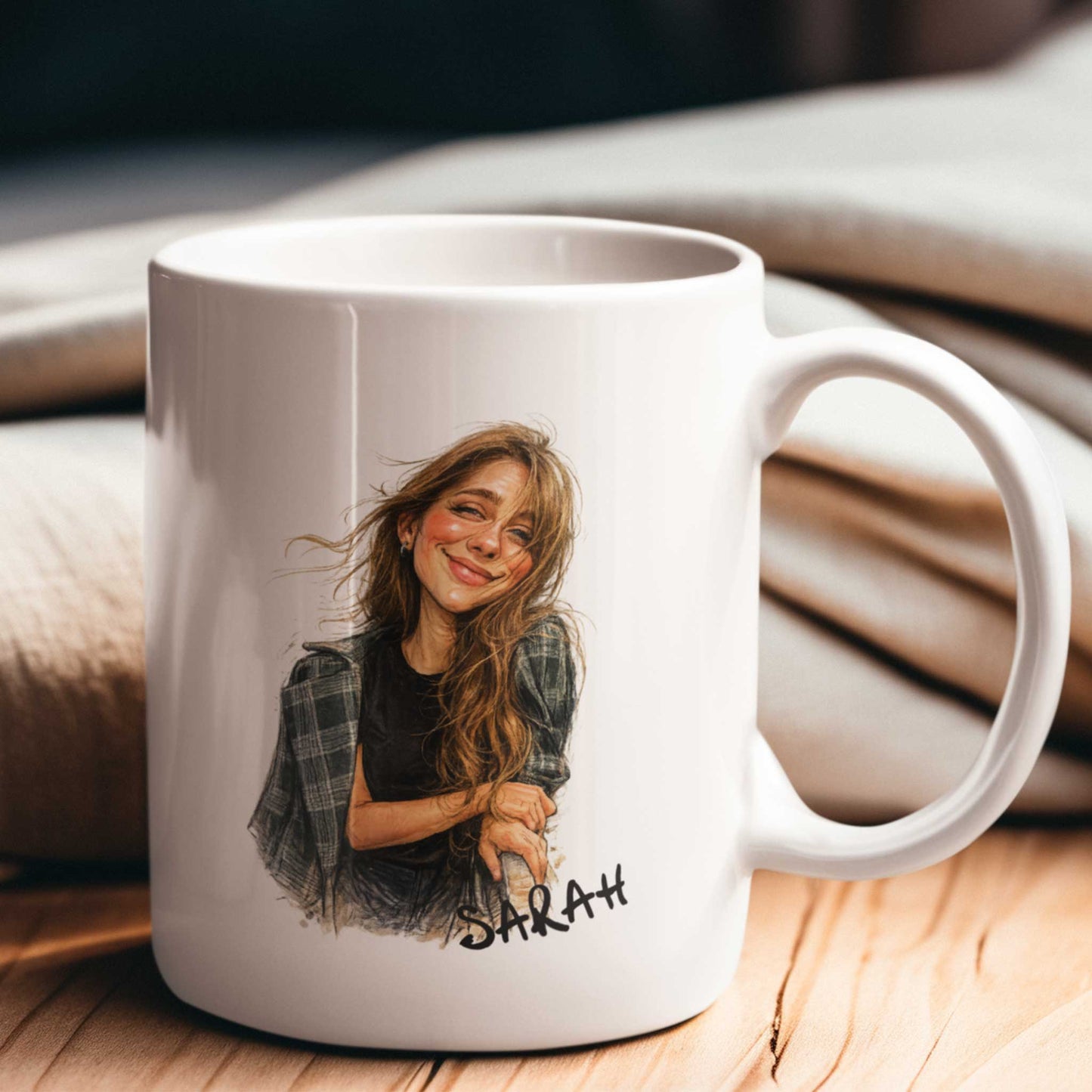 Witte keramische mok met gepersonaliseerde karikatuurillustratie van een jonge vrouw op een warme houten tafel met zachte lifestyle achtergrond