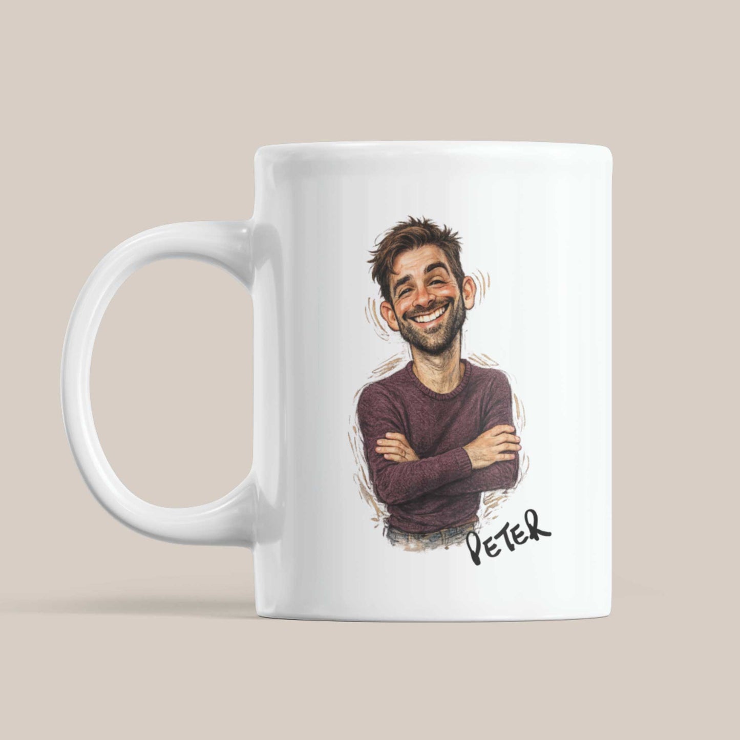 Witte keramische mok met een gepersonaliseerde karikatuur van een lachende man met warrig haar, lichte baard en paarse trui. De illustratie staat centraal op de mok met daaronder de naam Peter in handgeschreven stijl. De mok staat vrijstaand tegen een rustige beige achtergrond.