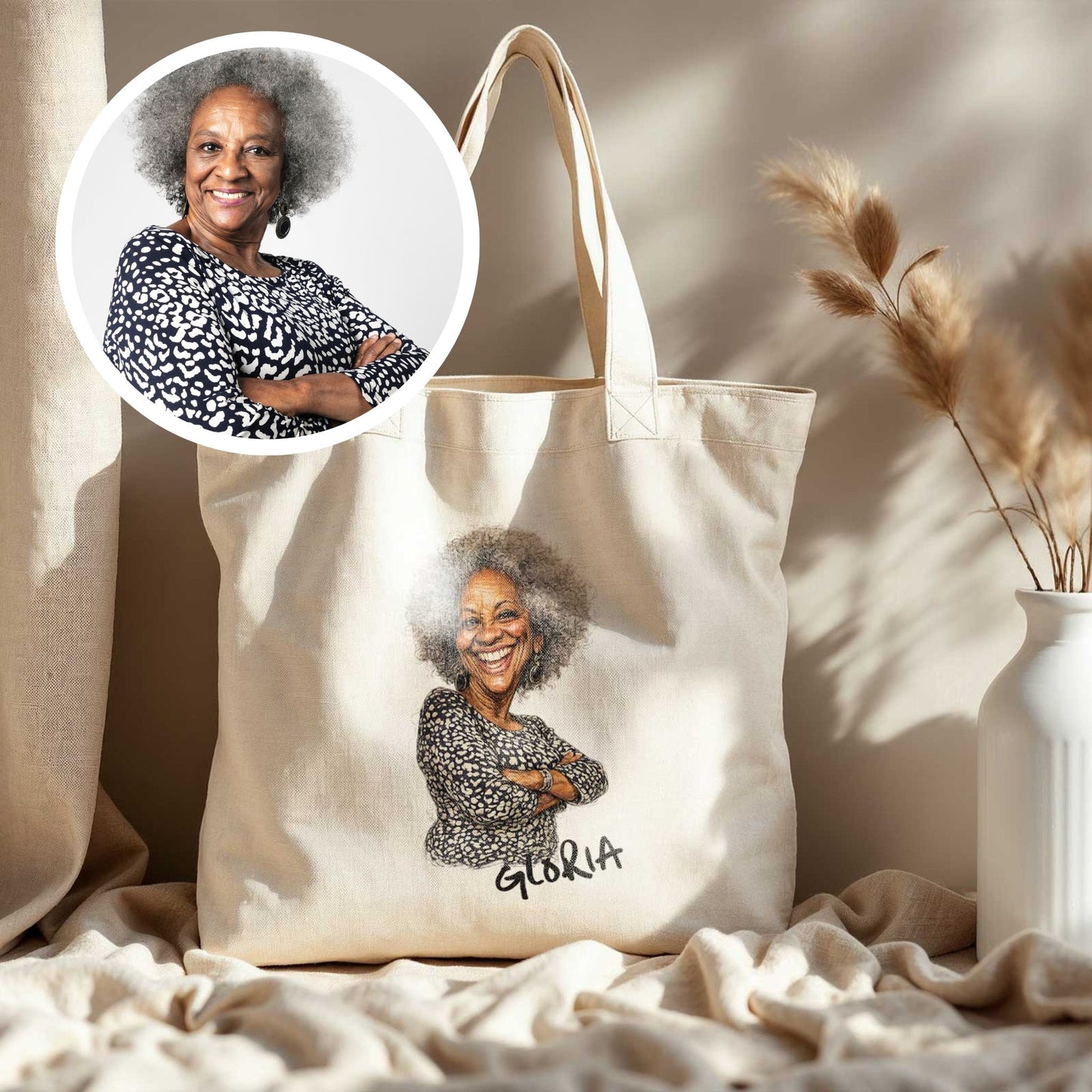Lifestyle voorbeeld van gepersonaliseerde karikatuur totebag met oudere vrouw, inclusief originele foto en handgetekende karikatuur illustratie op beige katoenen draagtas met naam Gloria in warme interieursetting.