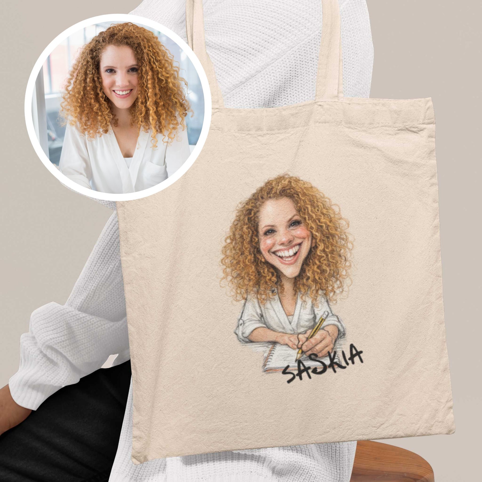 Voor en na voorbeeld van gepersonaliseerde karikatuur totebag met foto van roodharige vrouw en handgetekende karikatuur illustratie op beige katoenen draagtas met naam Saskia