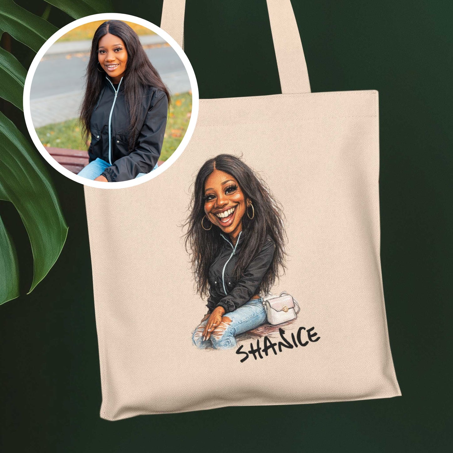 Voor en na voorbeeld van gepersonaliseerde karikatuur totebag met foto van jonge vrouw en handgetekende karikatuur illustratie op beige katoenen draagtas met naam Shanice