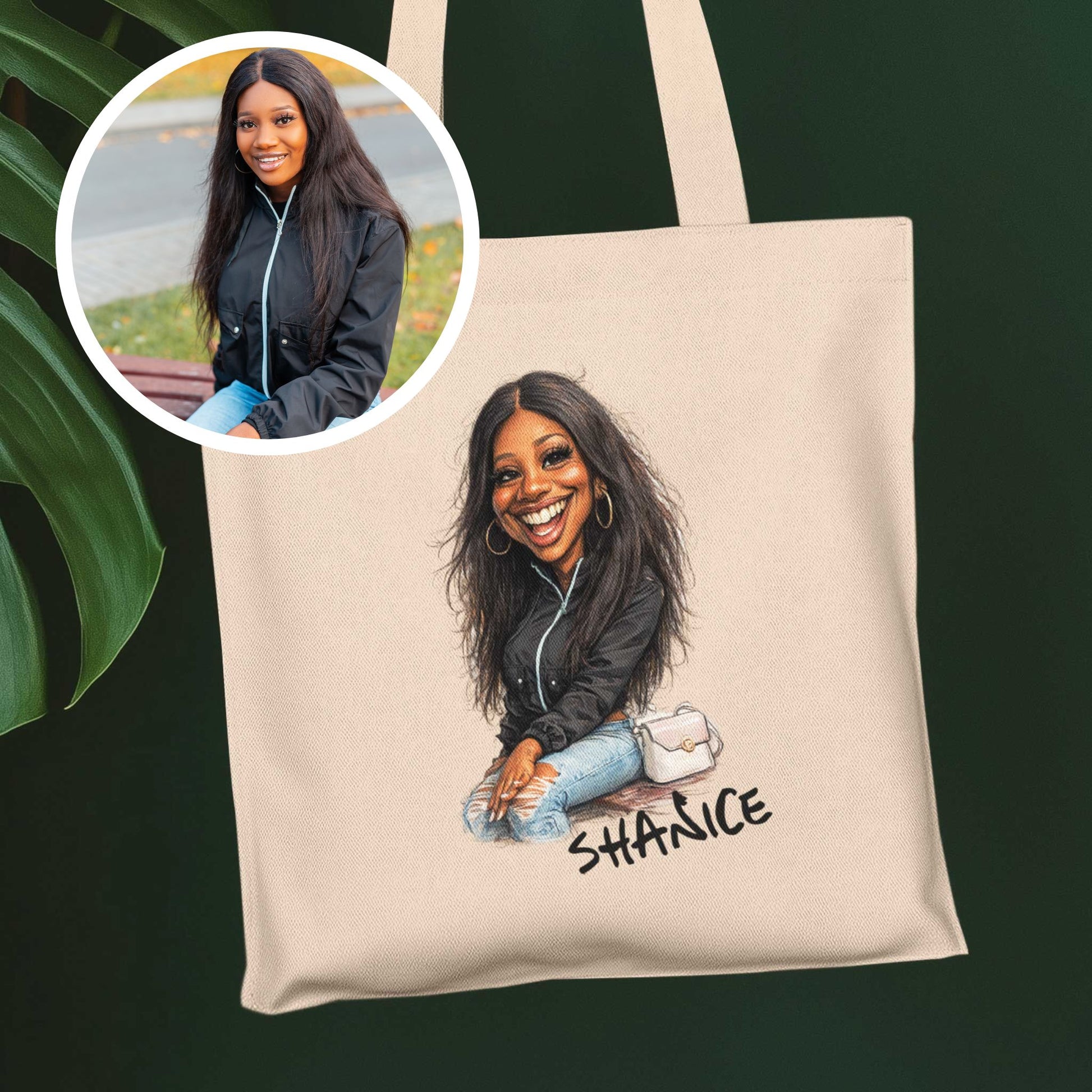Voor en na voorbeeld van gepersonaliseerde karikatuur totebag met foto van jonge vrouw en handgetekende karikatuur illustratie op beige katoenen draagtas met naam Shanice