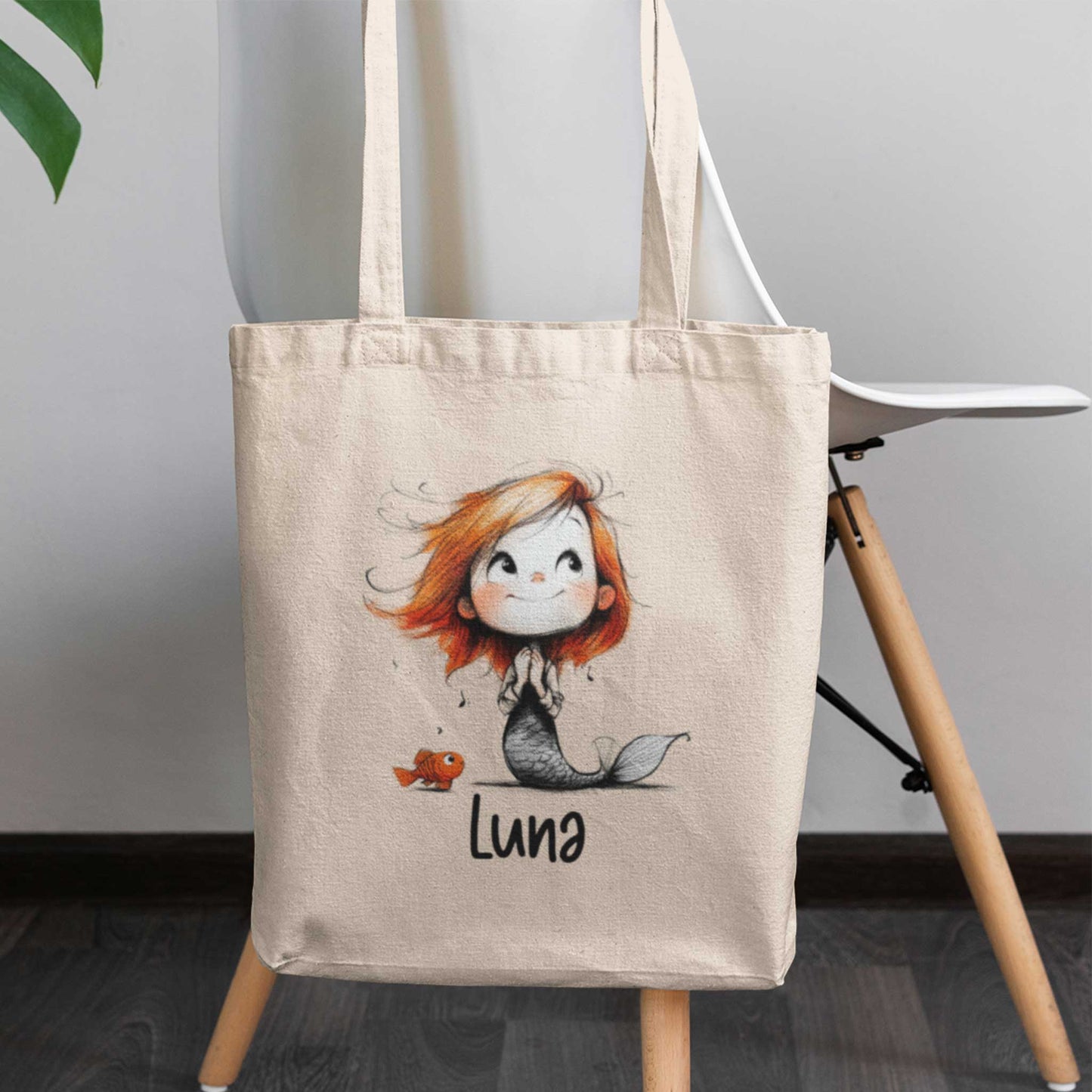 Naturelkleurige katoenen totebag met een schattige zeemeermin met rood haar, een klein oranje visje en een gepersonaliseerde naam.