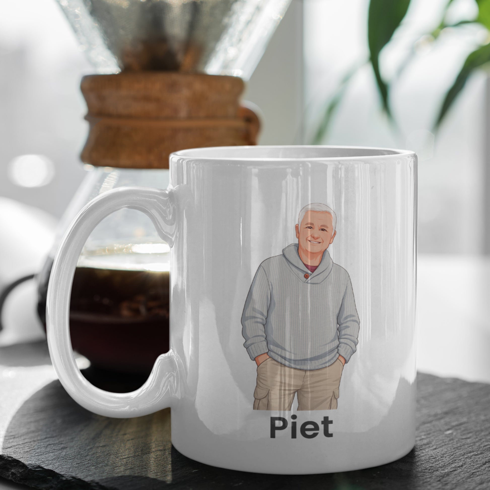 Gepersonaliseerde mok met cartoonillustratie van oudere man naast koffiezetapparaat in een sfeervolle lifestyle setting