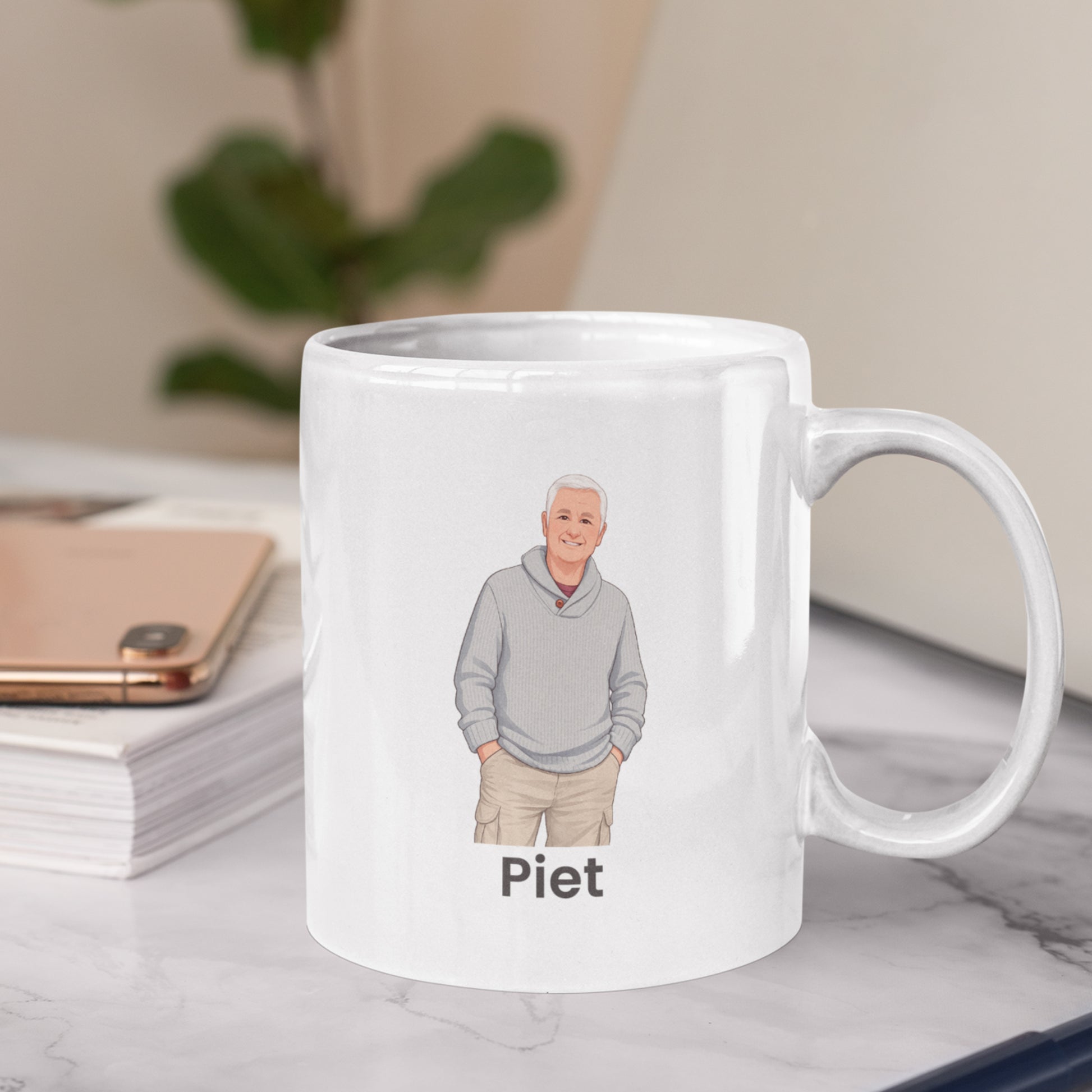 Witte mok met cartoonportret van oudere man in lichte interieur setting met plant op de achtergrond