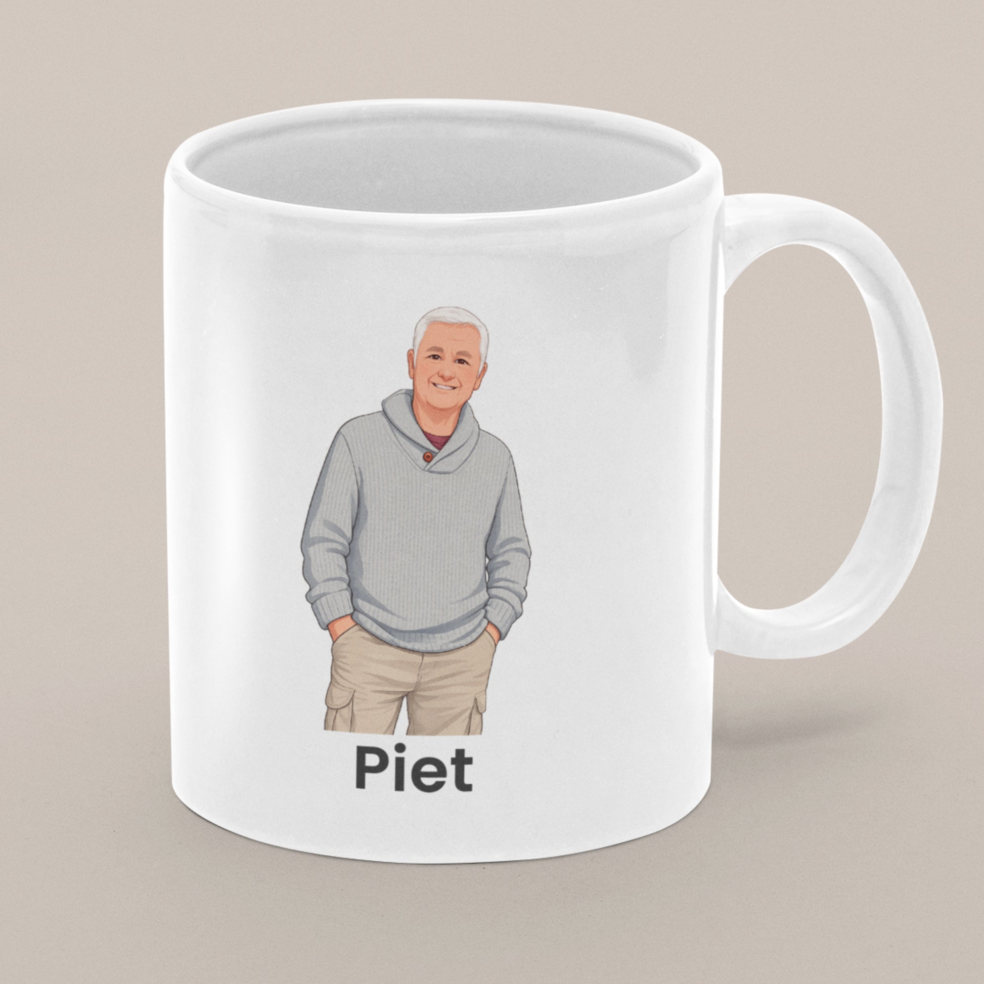 Witte gepersonaliseerde mok met cartoonillustratie van oudere man in grijze trui en de naam Piet op een lichte achtergrond