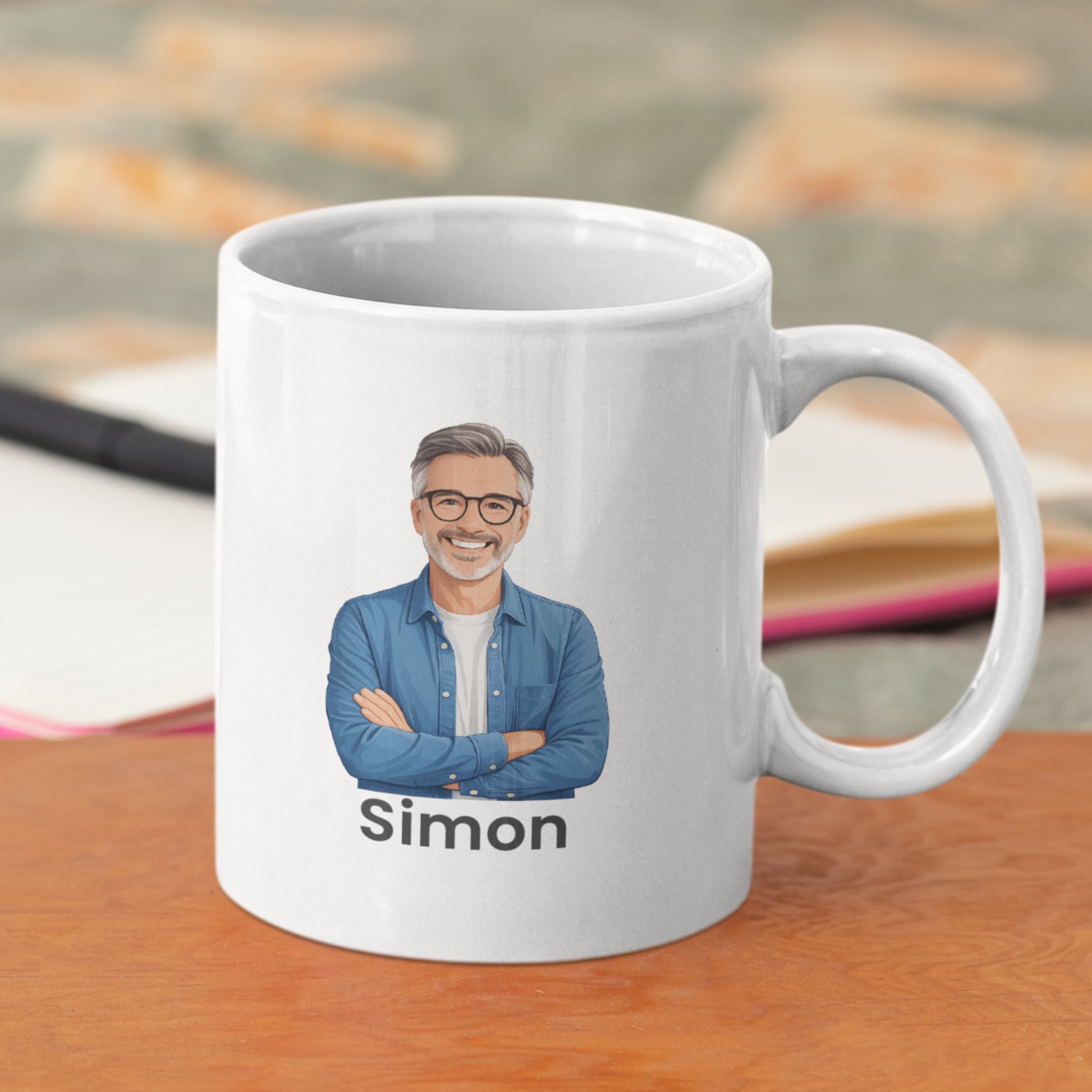Witte gepersonaliseerde mok met cartoonillustratie van man met bril en blauwe blouse en naam Simon