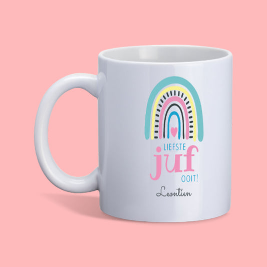 gepersonaliseerdewitte keramische mok voor juf met  boho regenboog en de tekst liefste juf ooit met naam 