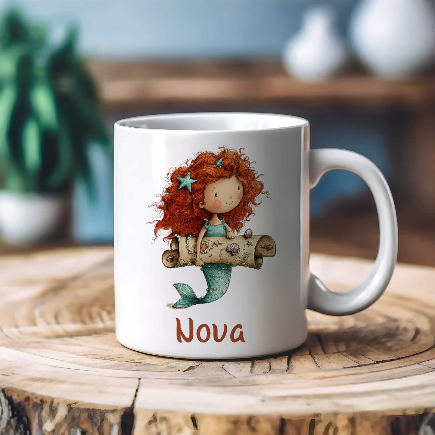 Witte keramische mok met een zeemeermin en schatkaart op een houten tafel met een zachte achtergrond.