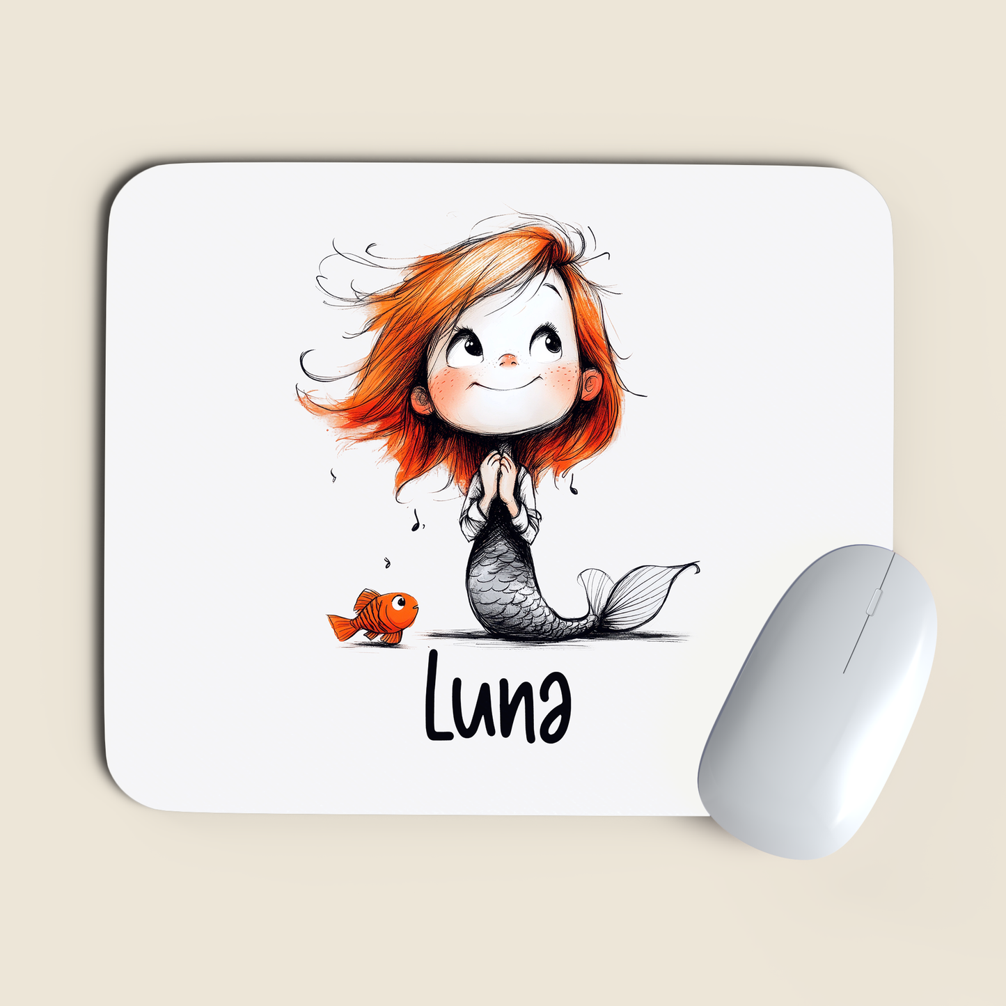 Witte muismat met illustratie van een zeemeermin met oranje haar en een klein visje, gepersonaliseerd met de naam Luna.