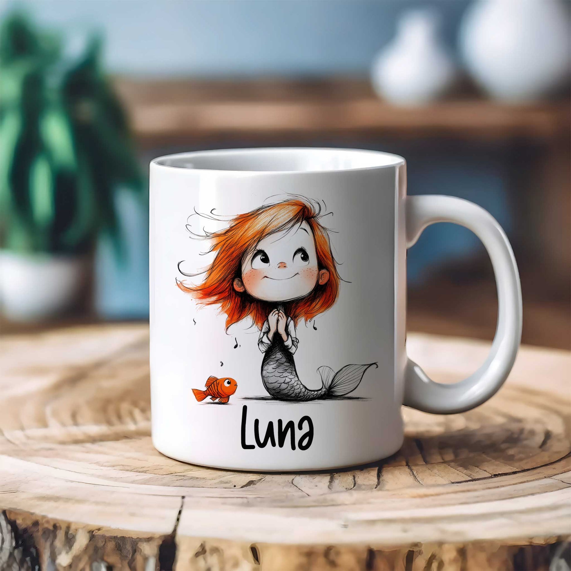 Witte gepersonaliseerde mok met zeemeermin en visje op een houten tafel, voorzien van de naam Luna.