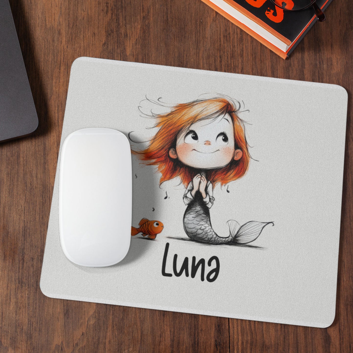 Gepersonaliseerde zeemeermin muismat met naam Luna op een donker houten bureau naast een witte computermuis.