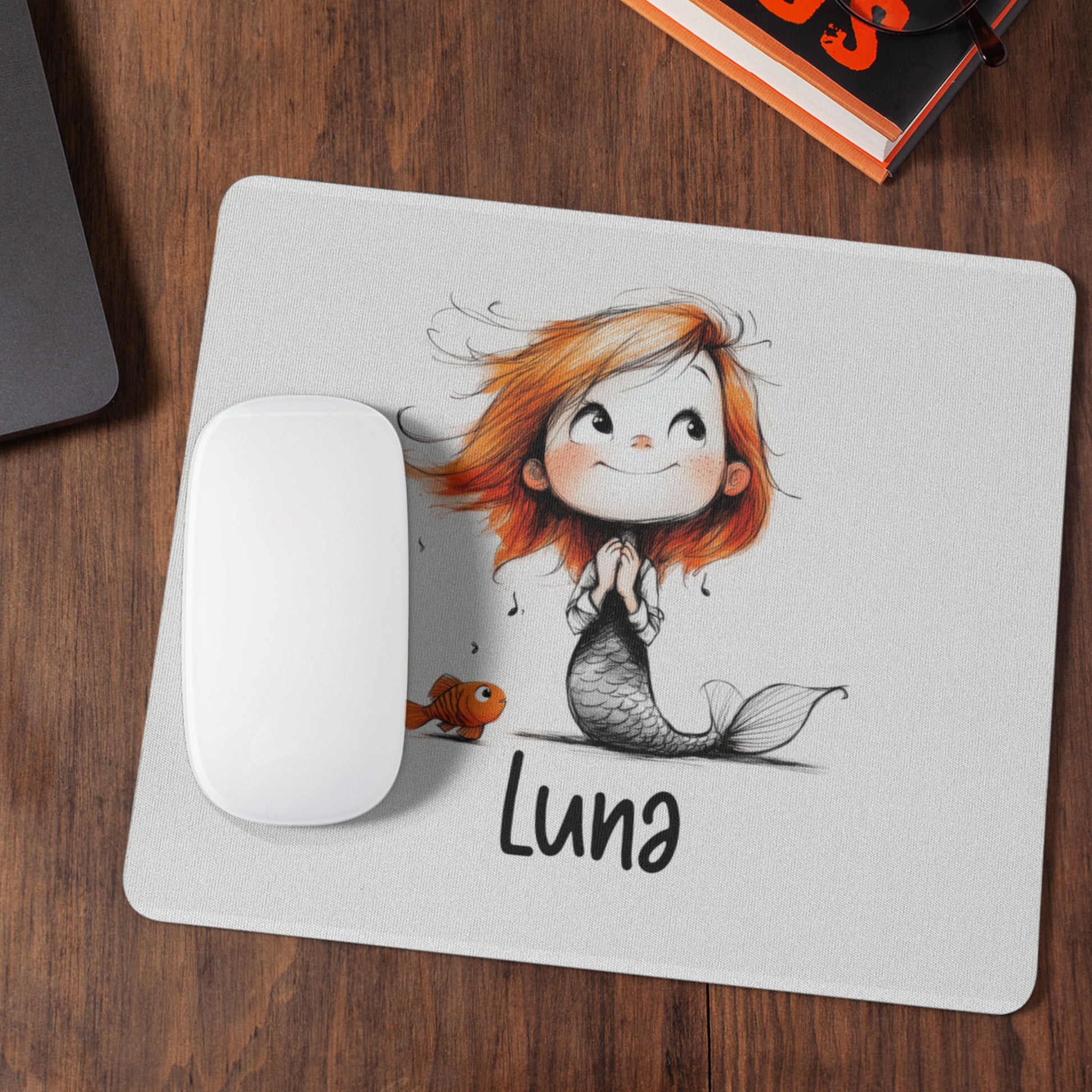 Gepersonaliseerde zeemeermin muismat met naam Luna op een donker houten bureau naast een witte computermuis.