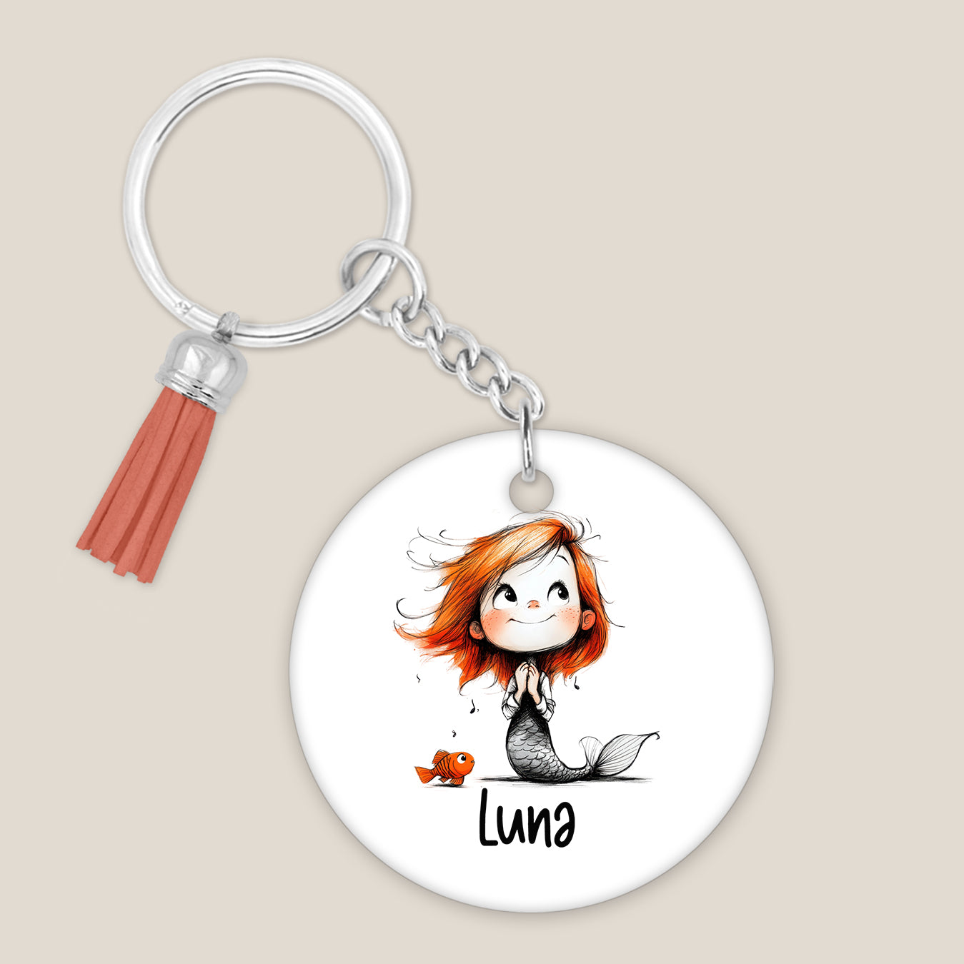 Ronde gepersonaliseerde sleutelhanger met zeemeermin, klein visje en voorbeeldnaam Luna op een lichte achtergrond.