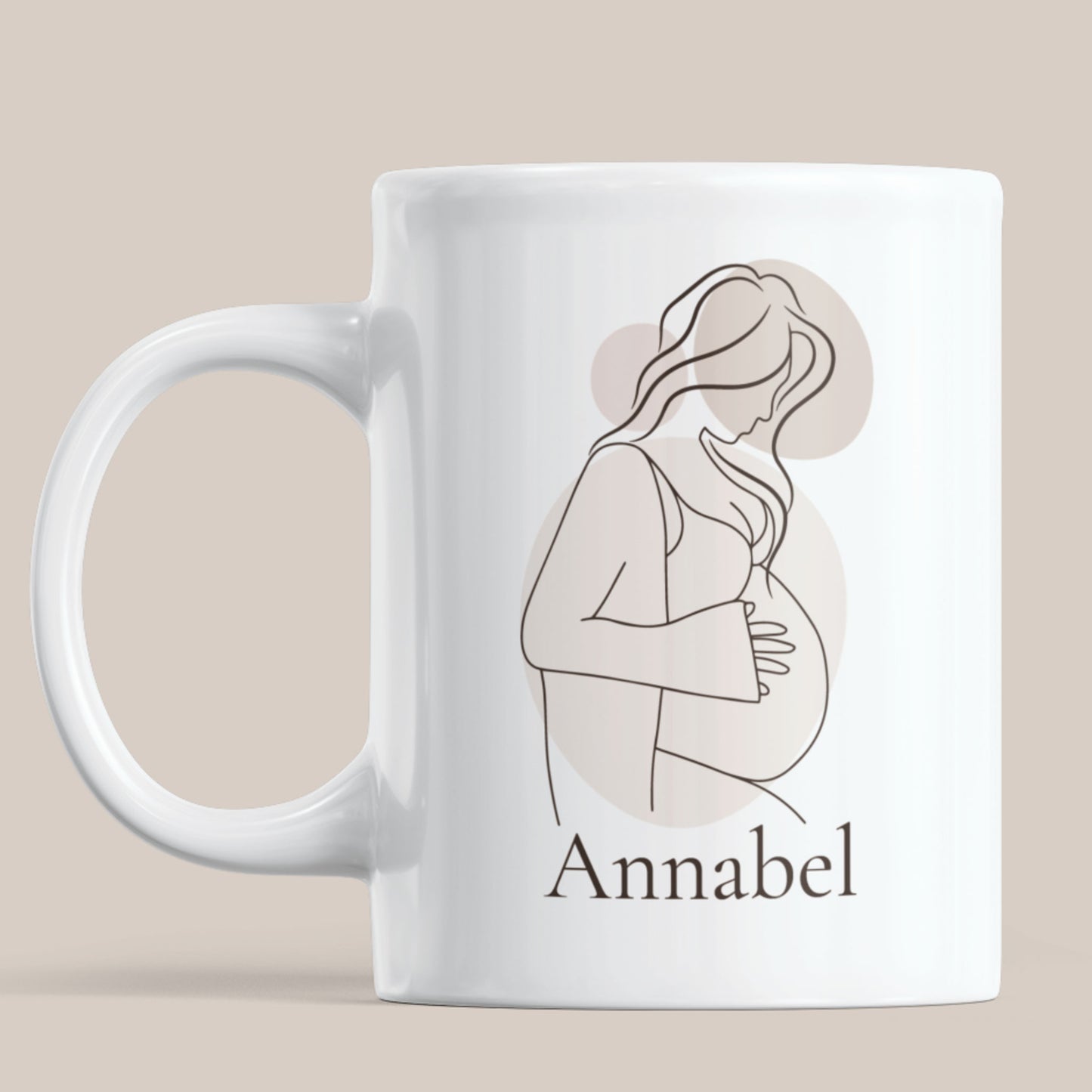 Witte gepersonaliseerde zwangerschapsmok met minimalistisch lijntekening ontwerp van een zwangere vrouw en de naam Annabel op een neutrale beige achtergrond.