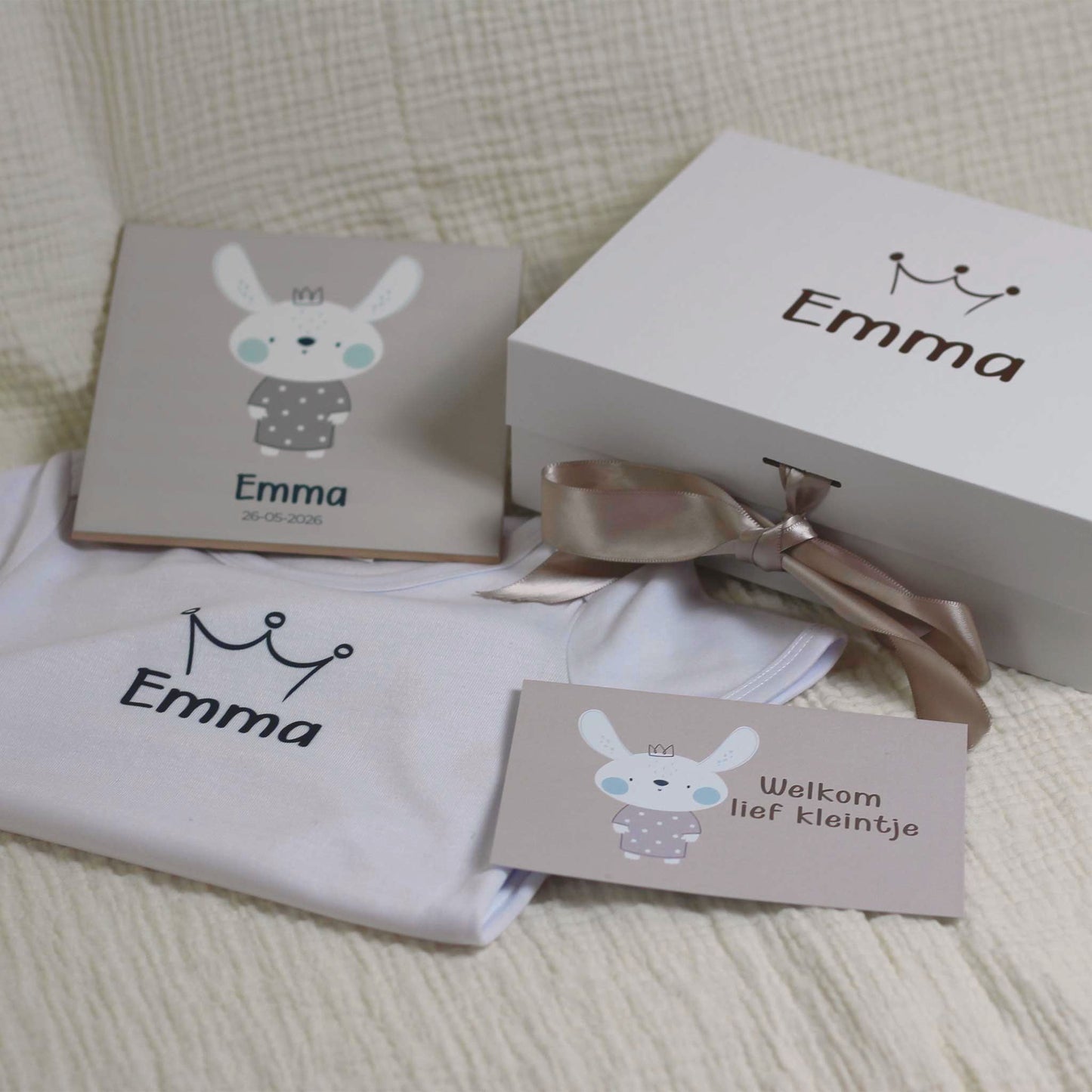 Inhoud van baby giftbox met naam met rompertje, tegeltje en cadeaukaartje