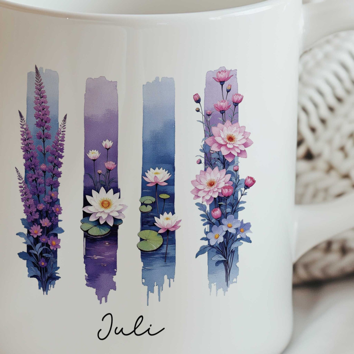 Close-up van de illustratie op de mok met de geboortebloemen van juli en de tekst 'Juli'.