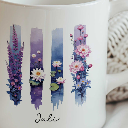 Close-up van de illustratie op de mok met de geboortebloemen van juli en de tekst 'Juli'.