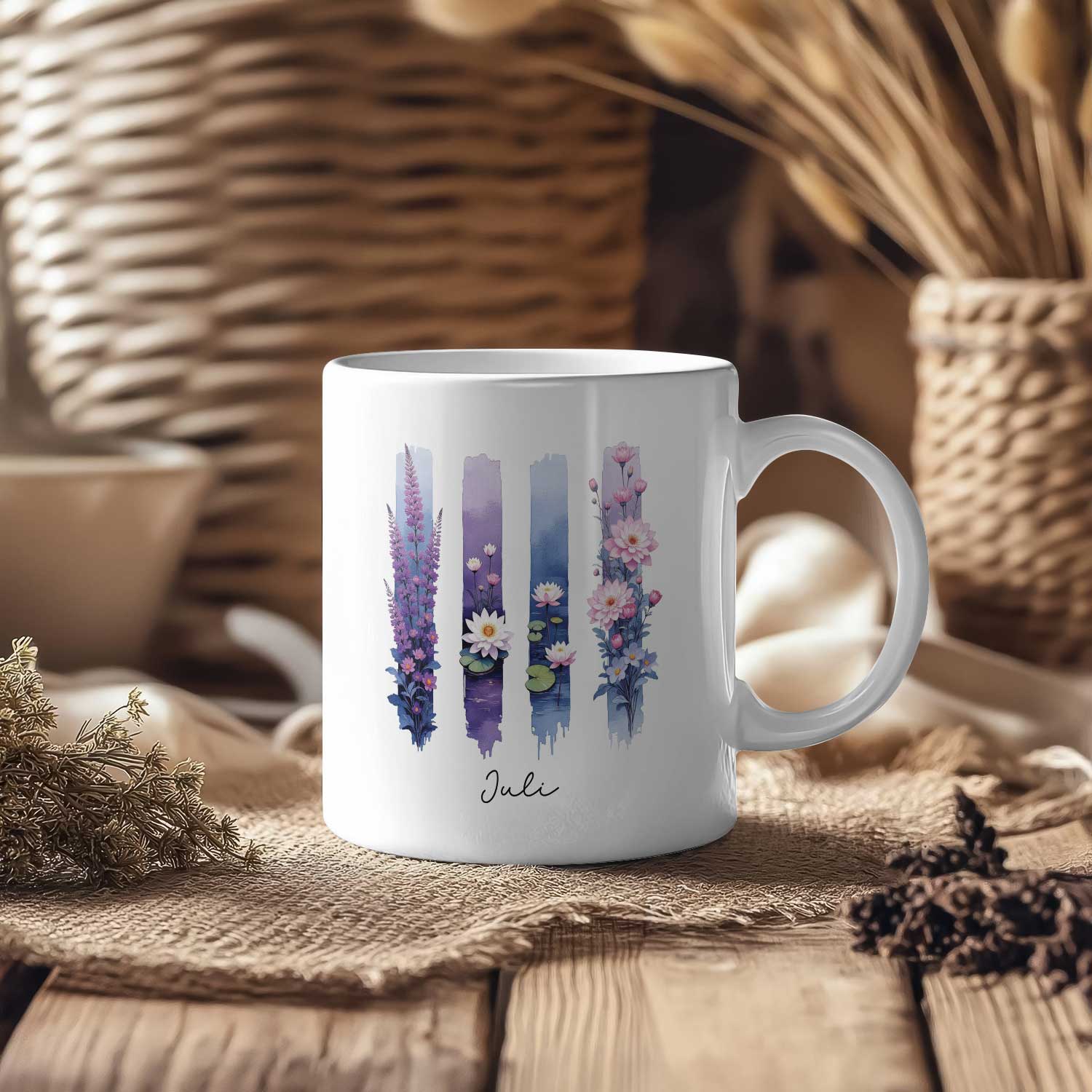 Witte mok met het geboortebloemontwerp van juli op een houten tafel tussen natuurlijke decoratie en manden.