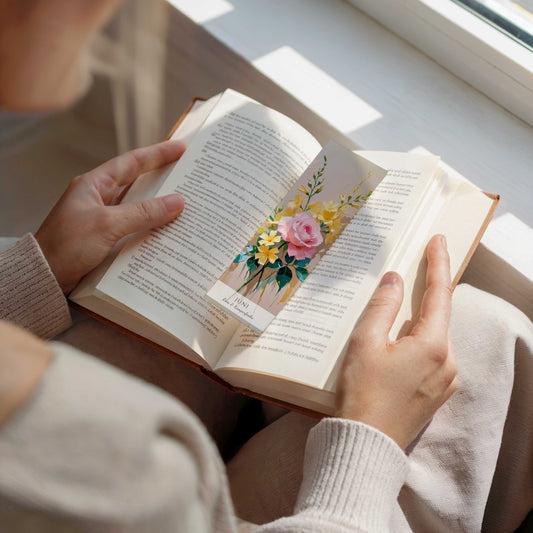 vrouw die leest, een open boek met een bookmark. geboorte bloem boekenlegger voor de maand juni, met  kunstzinnige illustratie van Roos & Kamperfoelie