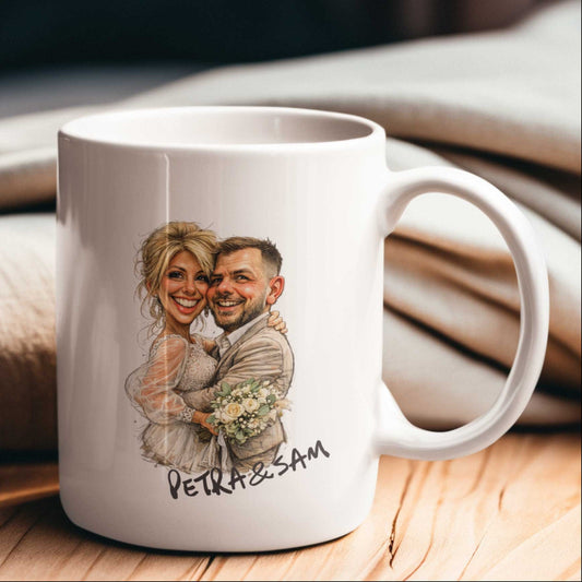 Witte keramische mok met handgetekende karikatuur van lachend bruidspaar op houten tafel met zachte beige stoffen en warme romantische lifestyle achtergrond