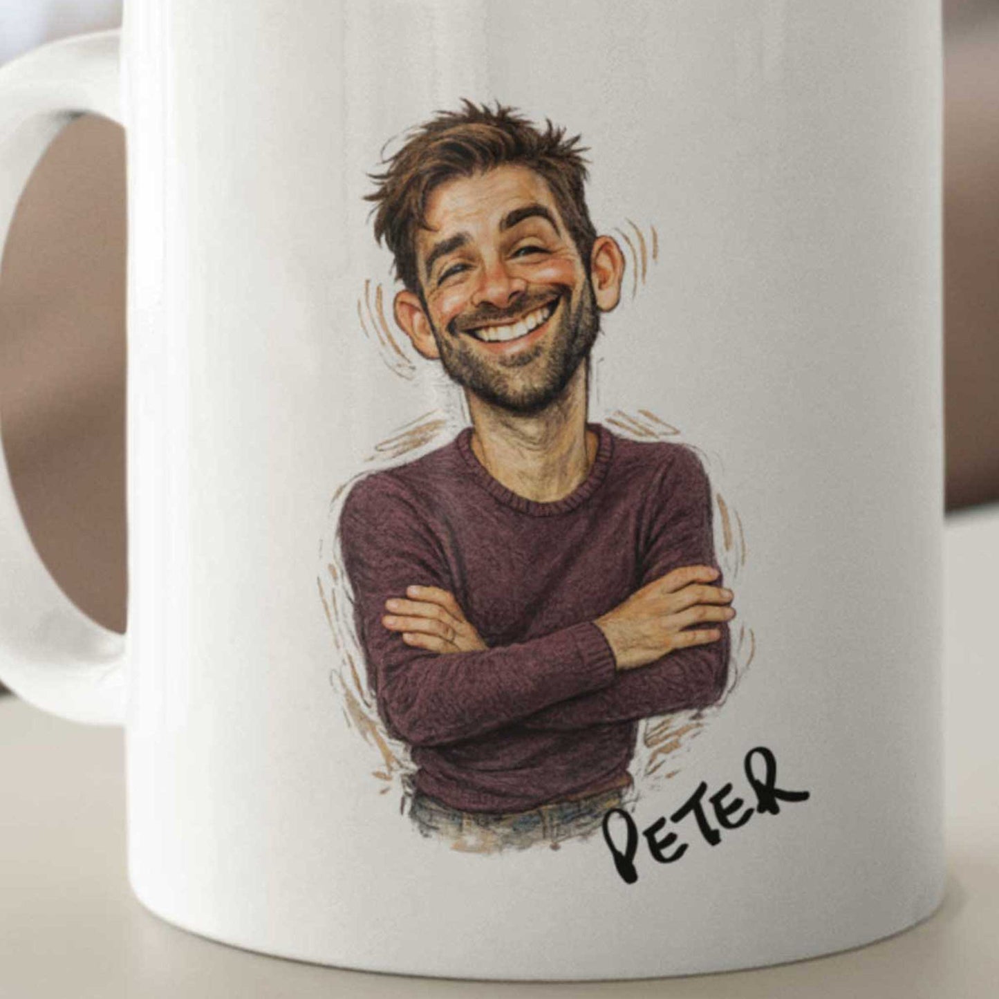Close-up van een witte keramische mok met een gepersonaliseerde karikatuur van een lachende man met warrig haar, baard en paarse trui. De man staat met zijn armen over elkaar en onder de illustratie staat de naam Peter in handgeschreven stijl. De afbeelding laat de details van de karikatuurillustratie duidelijk zien.