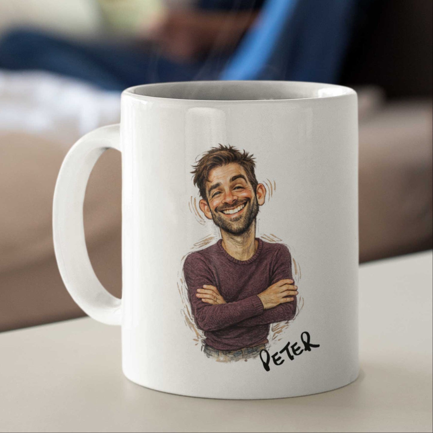 Witte keramische mok met een gepersonaliseerde karikatuur van een lachende man met baard en warrig haar. De man draagt een paarse trui en staat met zijn armen over elkaar. Onder de illustratie staat de naam Peter. De mok staat op een lichte tafel met een zachte onscherpe achtergrond in huiselijke sfeer.
