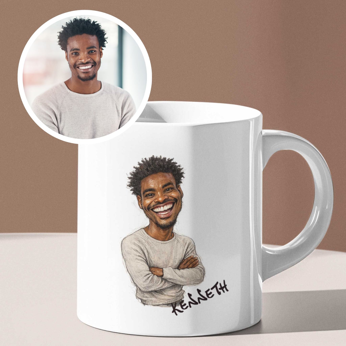 Witte keramische mok met een gepersonaliseerde karikatuur van een lachende man met kort krullend haar en lichte trui. Links bovenaan staat een ronde voor-en-na afbeelding met de originele foto waarop de karikatuur gebaseerd is. Onder de illustratie op de mok staat de naam Kenneth. De mok staat tegen een rustige beige achtergrond.