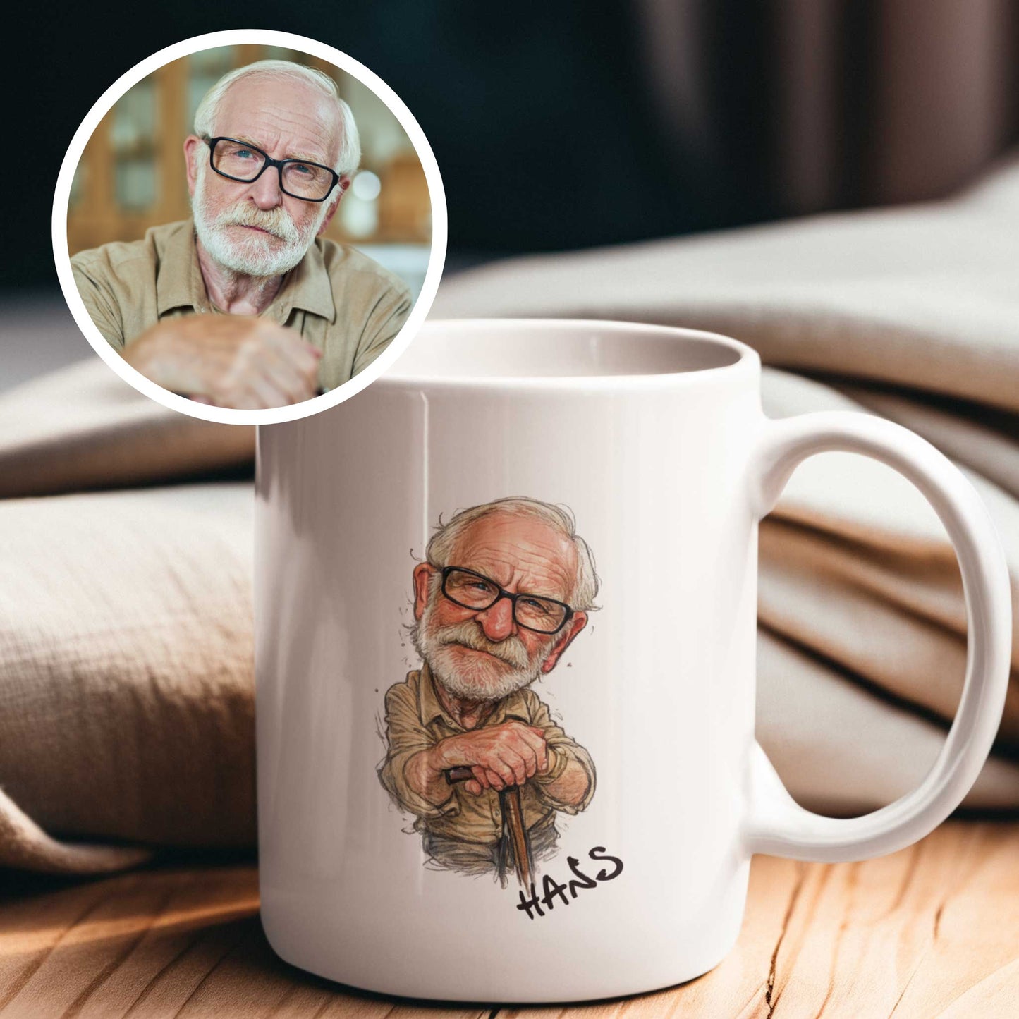 Witte keramische mok met een gepersonaliseerde karikatuur van een oudere man met witte baard, bril en wandelstok. Links bovenaan staat een ronde voor-en-na afbeelding met de originele foto waarop de karikatuur gebaseerd is. Onder de illustratie op de mok staat de naam Hans. De mok staat op een houten tafel met een warme onscherpe achtergrond binnenshuis.