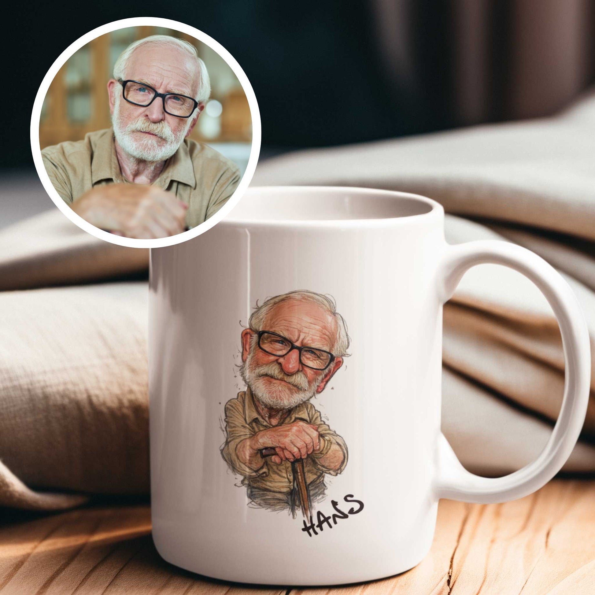 Witte keramische mok met een gepersonaliseerde karikatuur van een oudere man met witte baard, bril en wandelstok. Links bovenaan staat een ronde voor-en-na afbeelding met de originele foto waarop de karikatuur gebaseerd is. Onder de illustratie op de mok staat de naam Hans. De mok staat op een houten tafel met een warme onscherpe achtergrond binnenshuis.