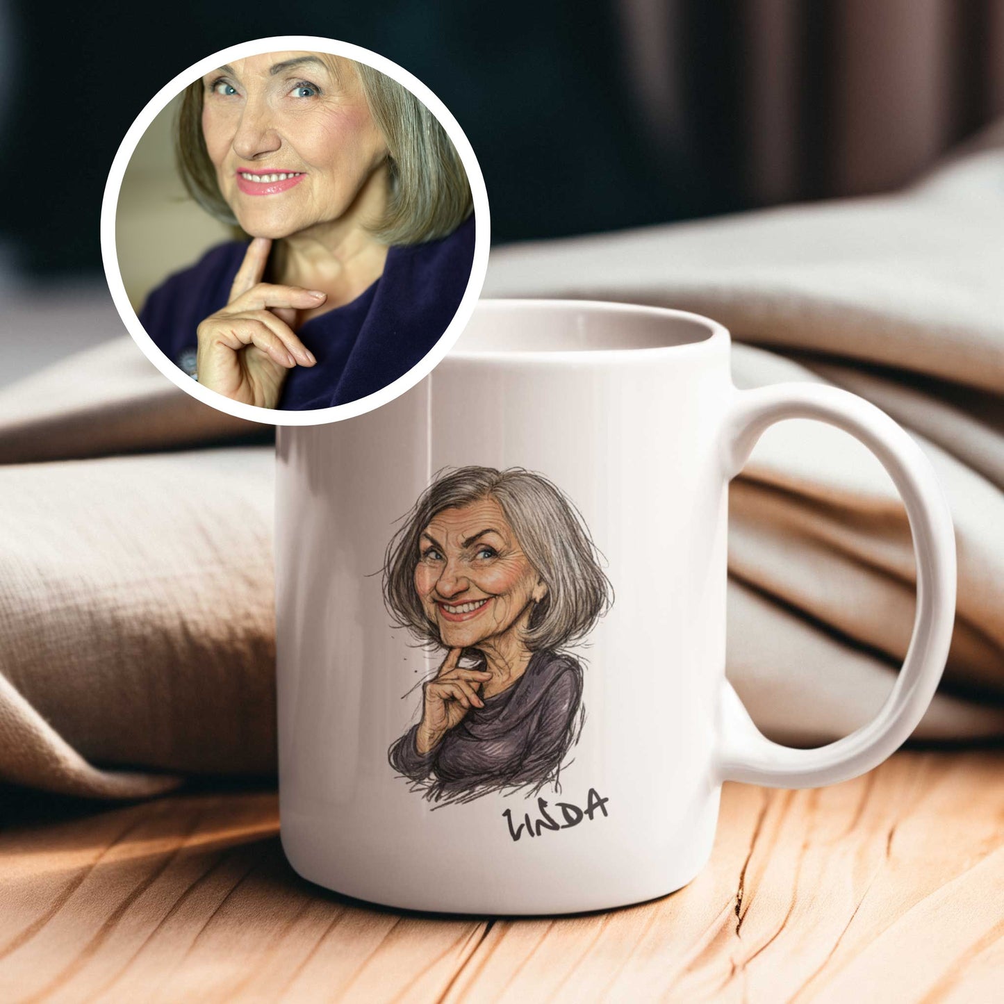 Voor en na voorbeeld van een gepersonaliseerde karikatuurmok met originele foto van een oudere vrouw en handgetekende karikatuur op mok