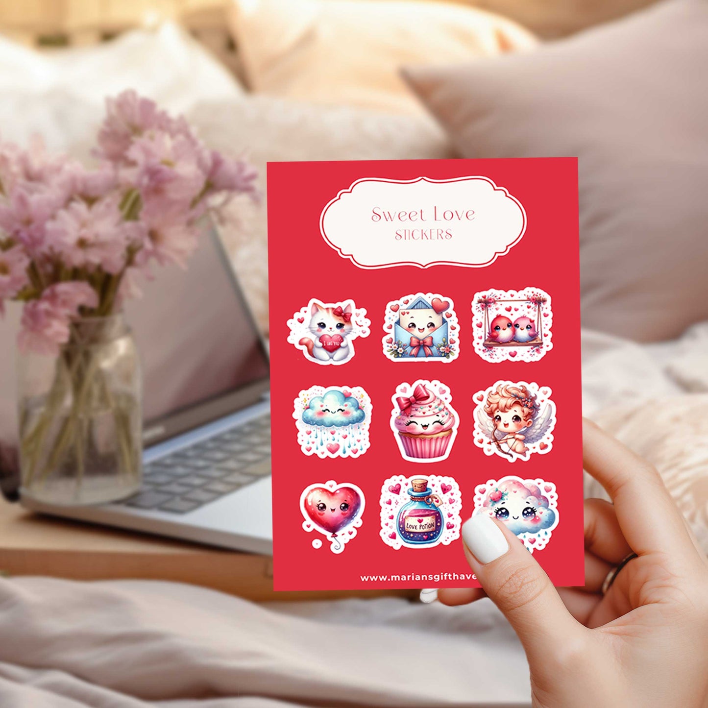Stickervel Sweet Love met 9 kawaii Valentijn-stickers, vastgehouden voor een laptop en bloemenvaas op bed
